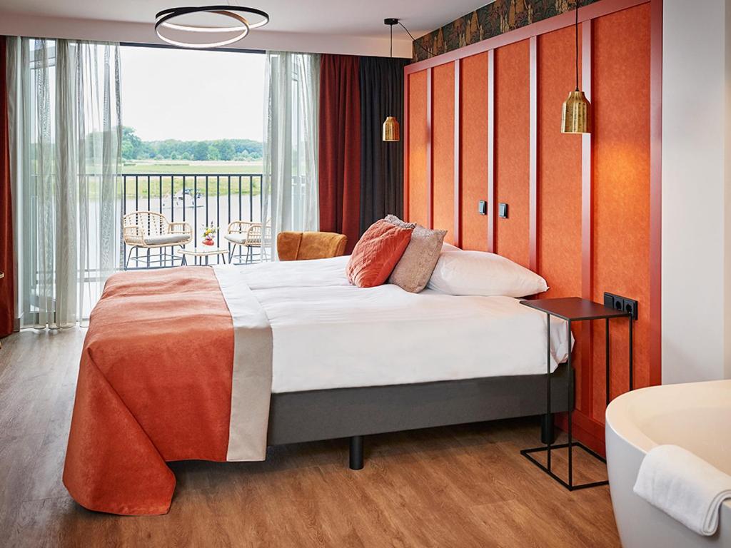 Suite with River View - Photo 17