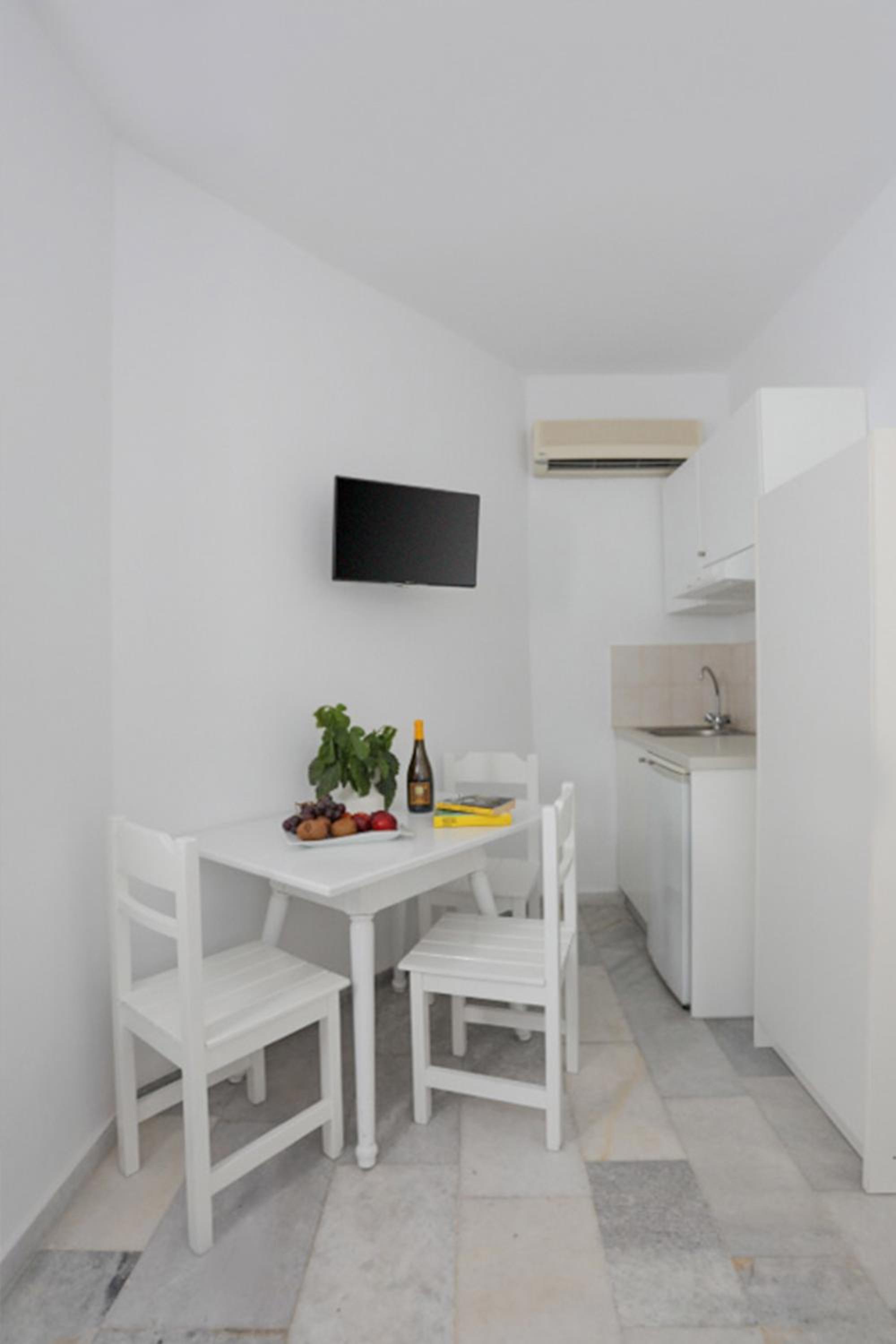Family Apartment Semi-Basement (4 Adults) - Photo 37