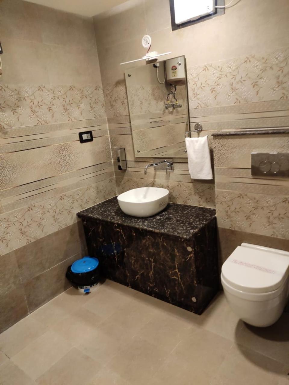 Deluxe Double Room (2 Adults + 1 Child) - Photo 3