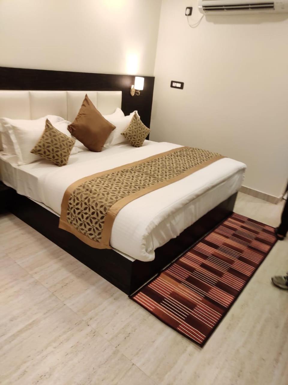 Deluxe Double Room (2 Adults + 1 Child) - Photo 4