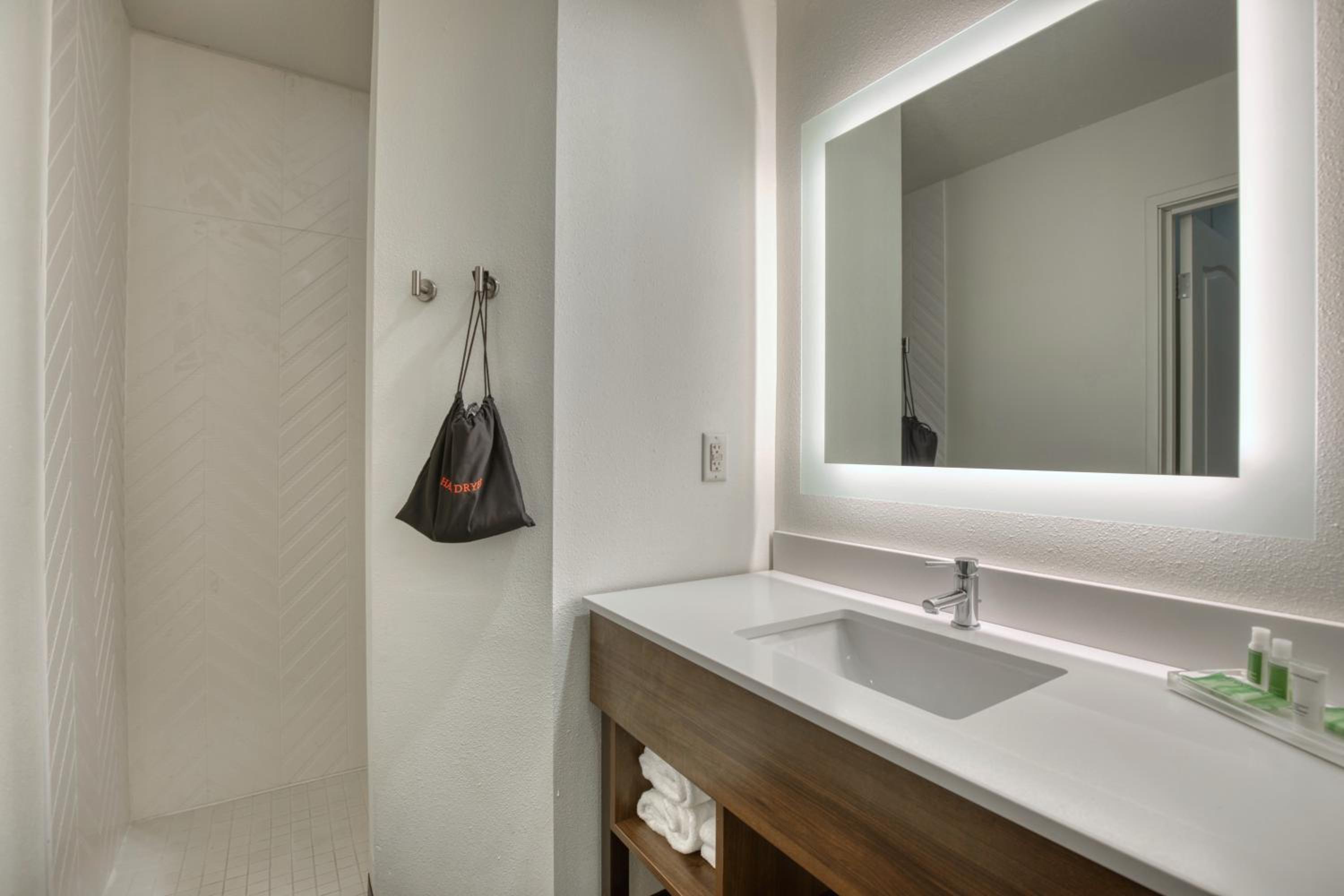 Standard King Room - Photo 5