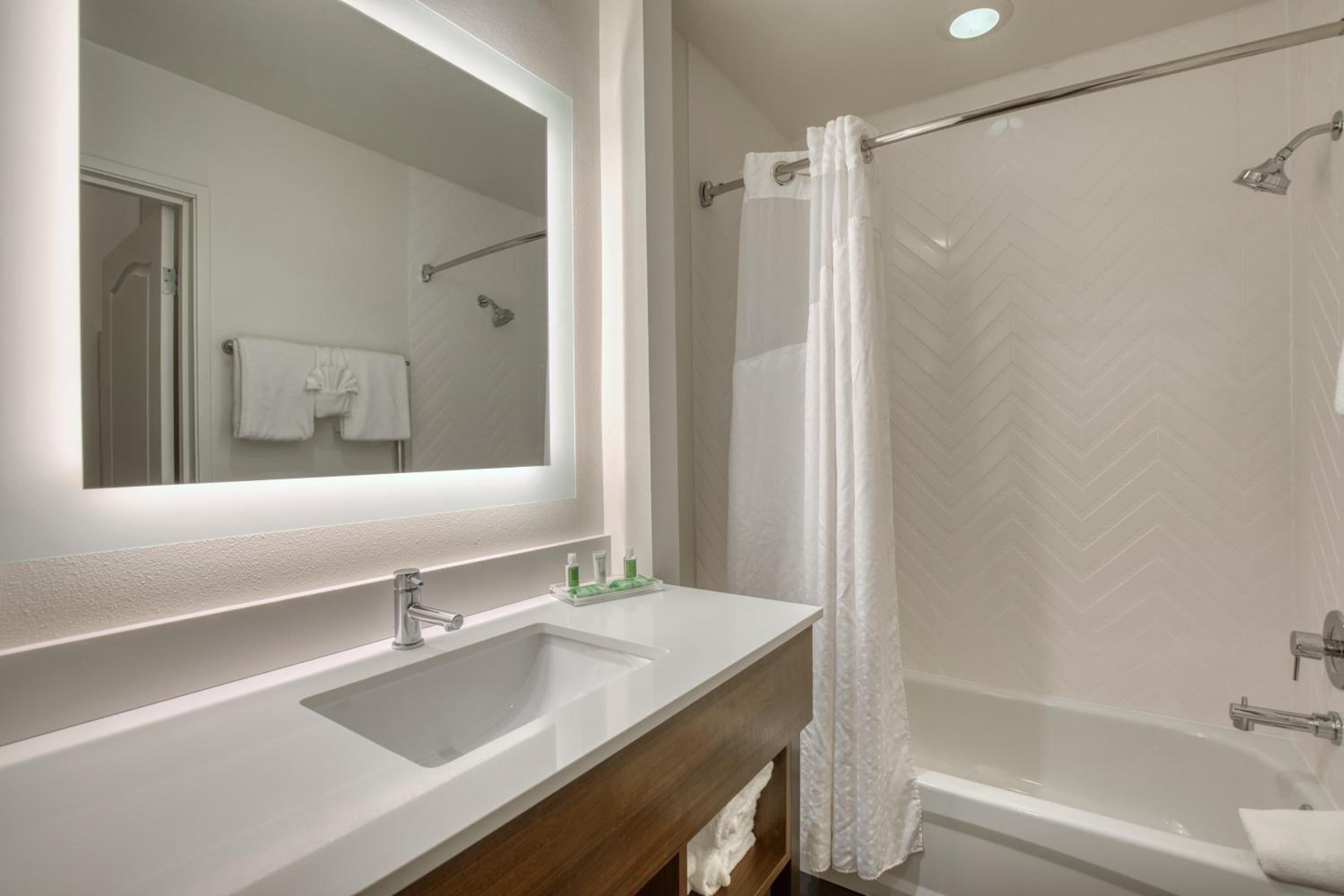 Standard Queen Room with Two Queen Beds - Top Floor - Photo 4