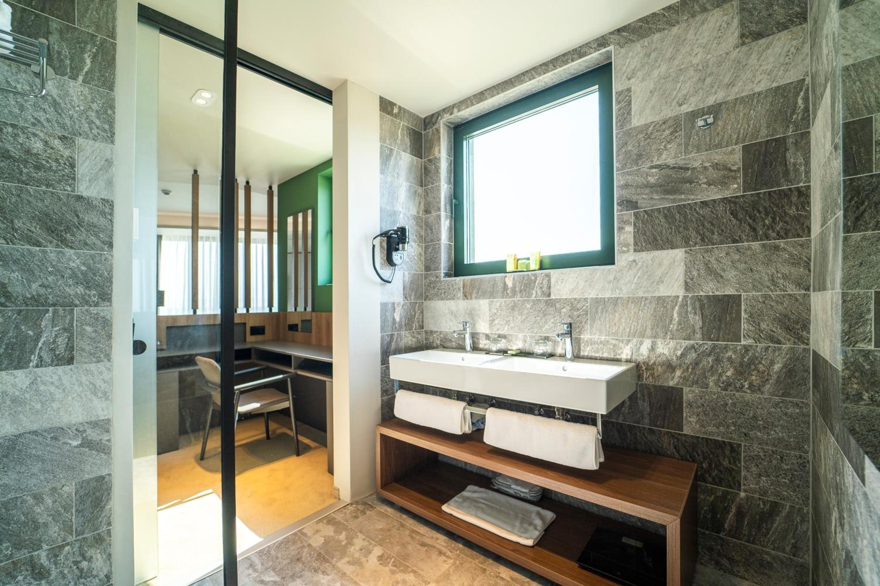 Suite with Sea View - Photo 6