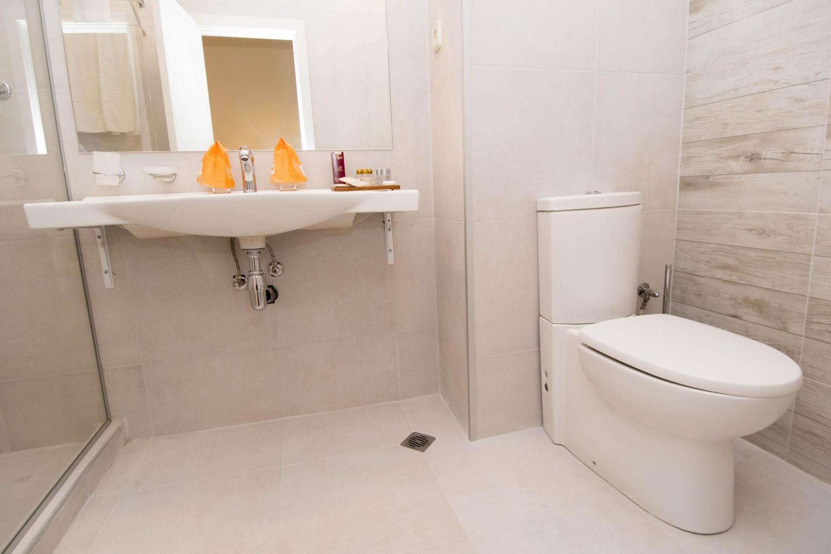 Double or Twin Room with Balcony - Photo 4