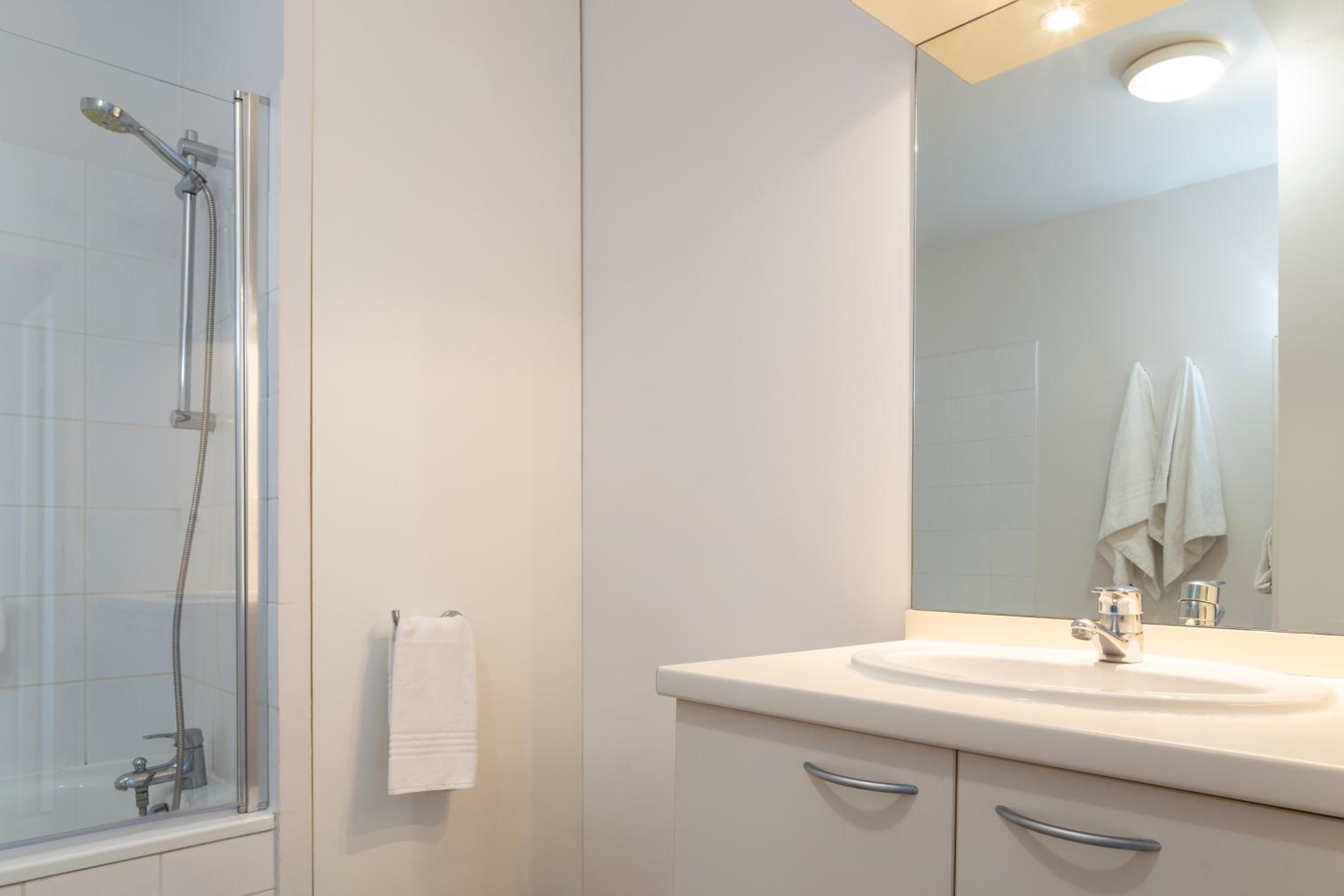 One-Bedroom Apartment - Photo 4