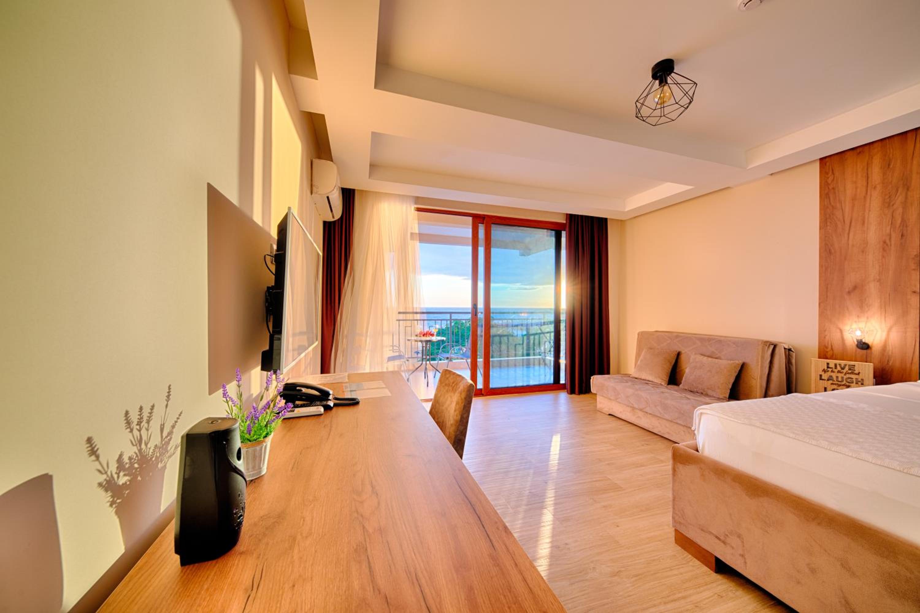 Deluxe Double Room with Balcony and Sea View - Photo 8