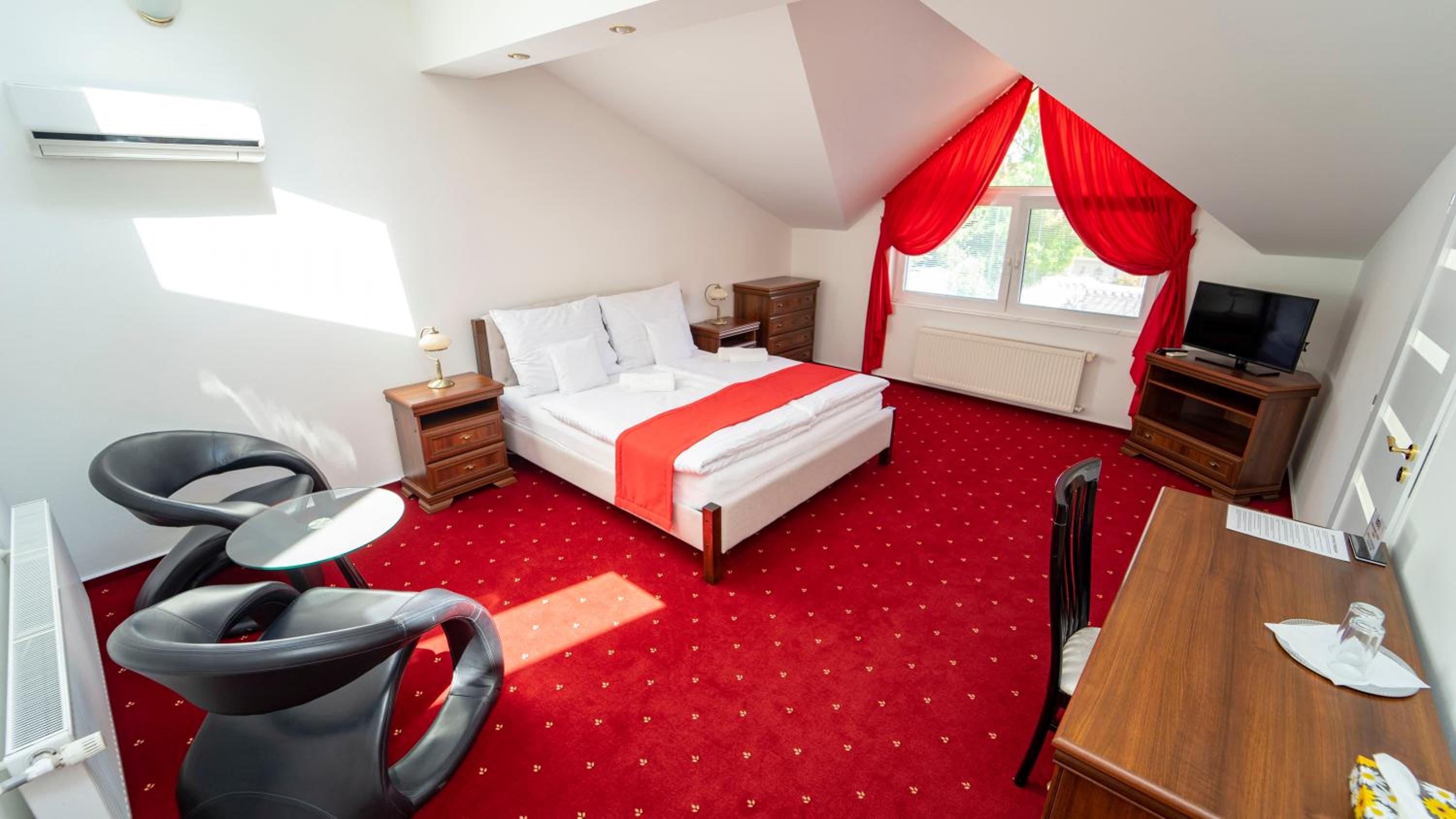Deluxe King Room - Photo 13