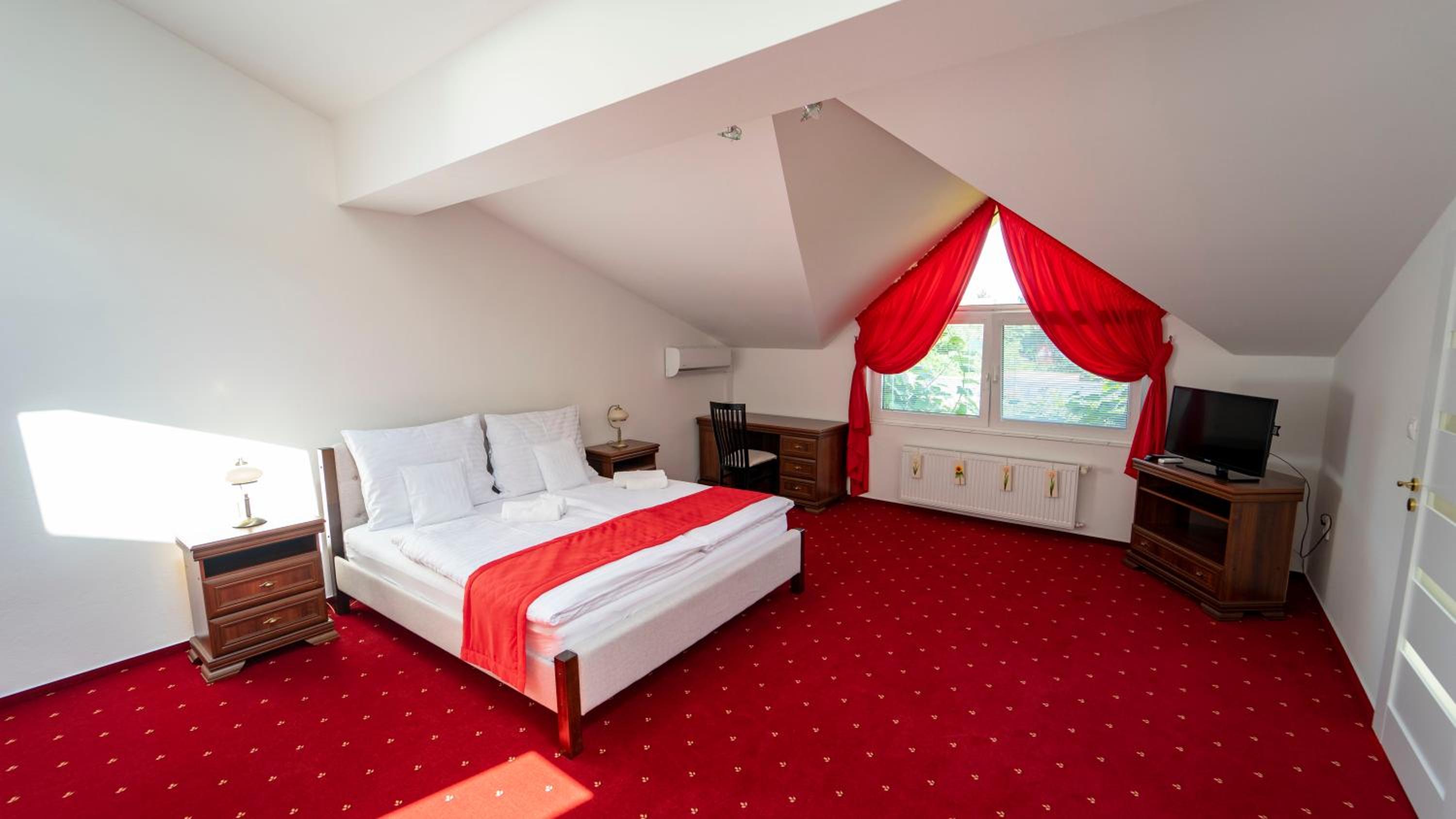 Deluxe King Room - Photo 3