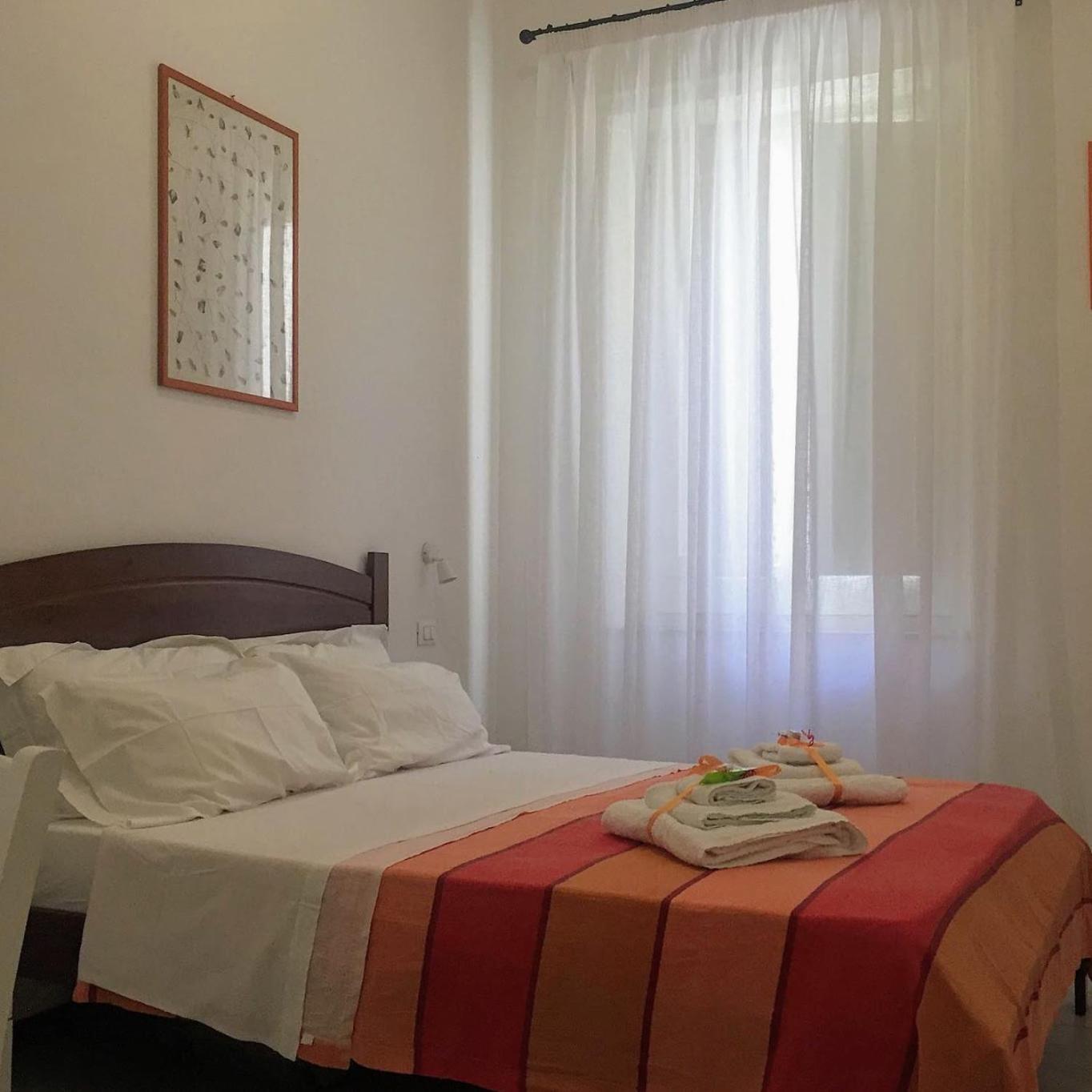 Double Room with Private External Bathroom - Photo 1