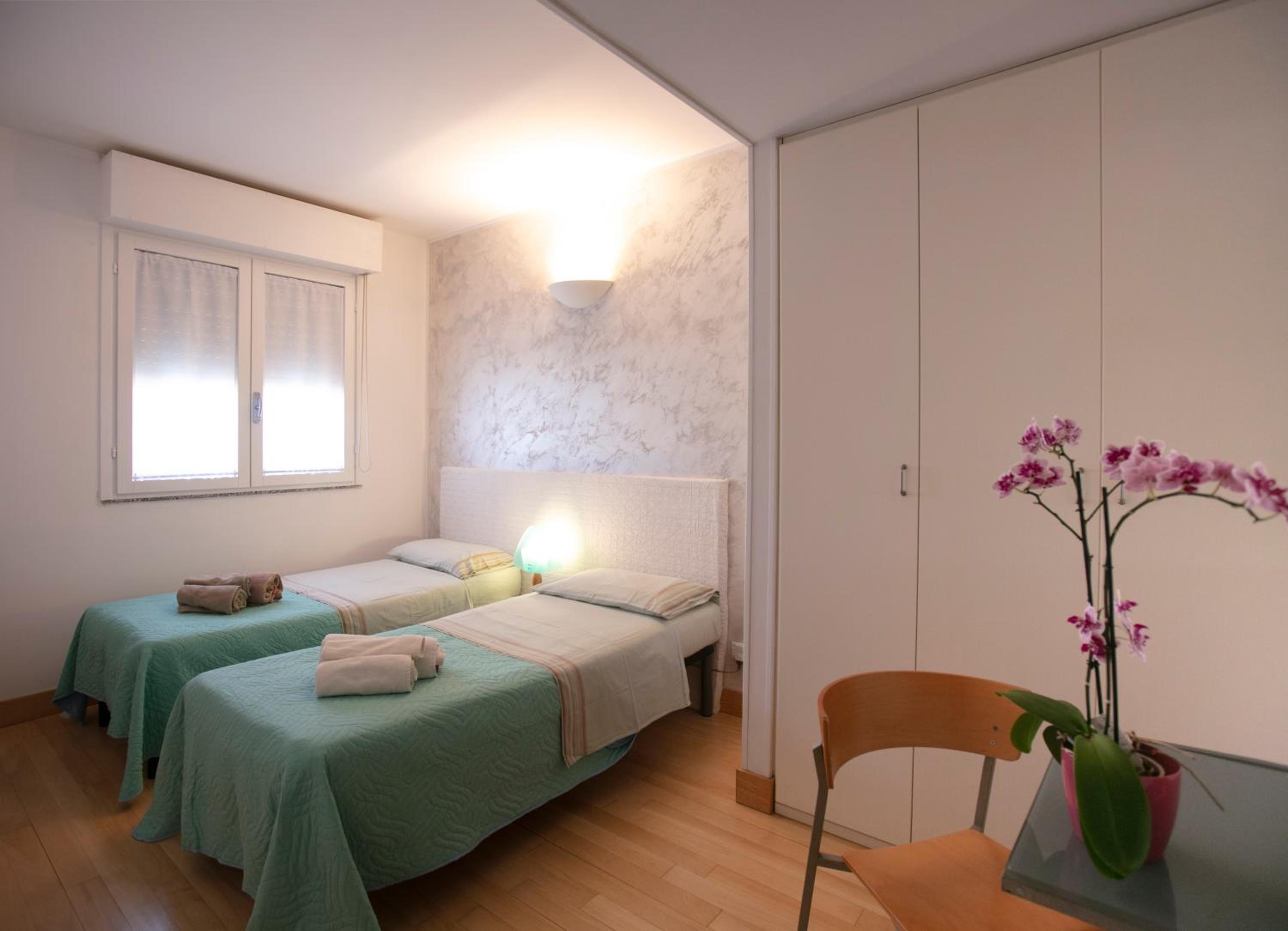 Double or Twin Room with Private External Bathroom - Photo 8