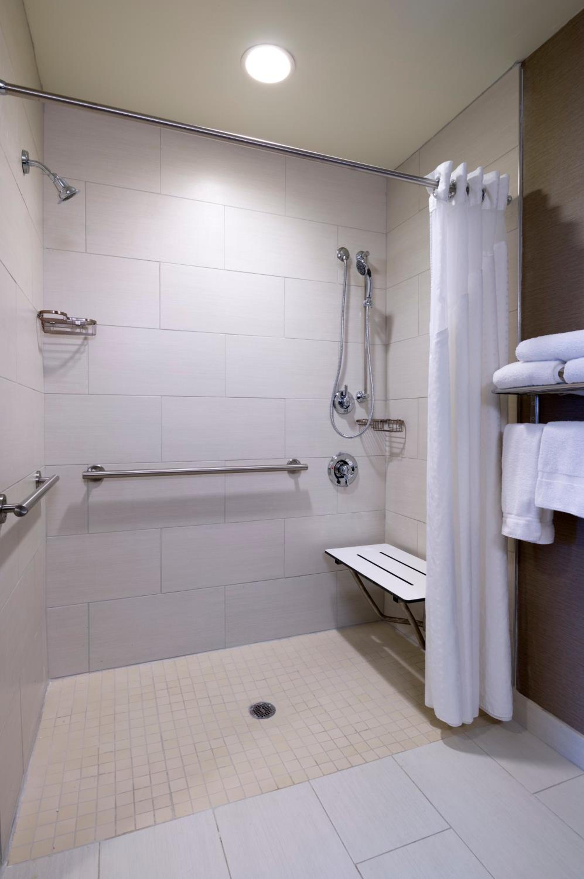King Room - Mobility Access/Hearing Accessible - Photo 3