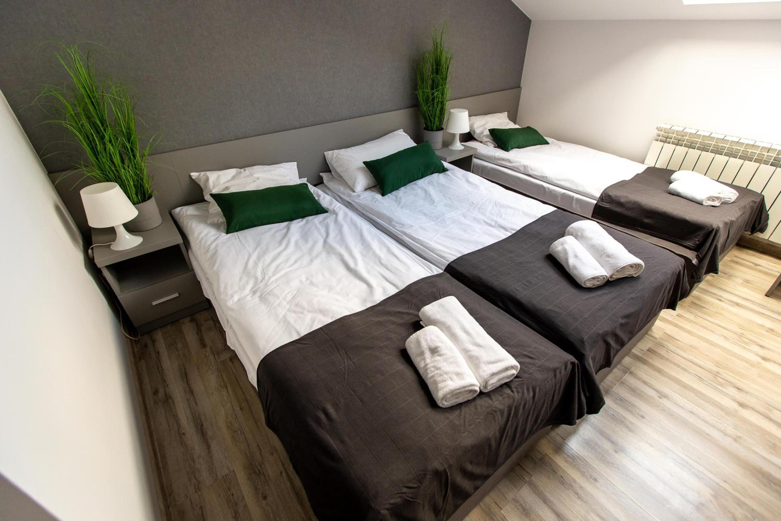 Quadruple Room with Private Bathroom - Photo 3