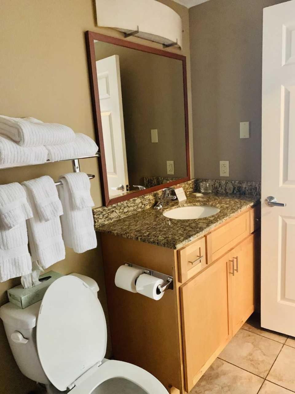 Queen Room with Transfer Shower - Mobility Accessible photo 2