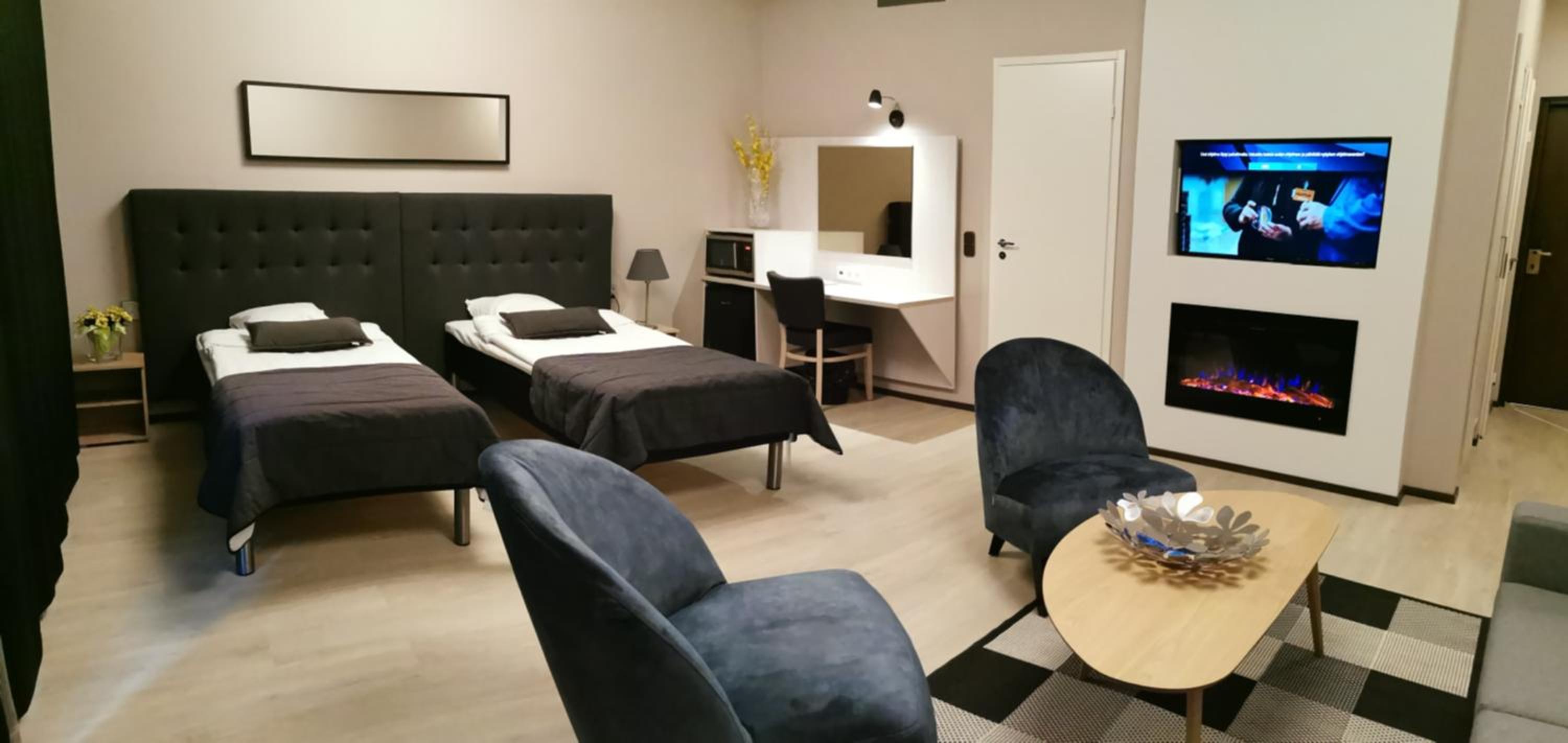 Suite - Photo 1