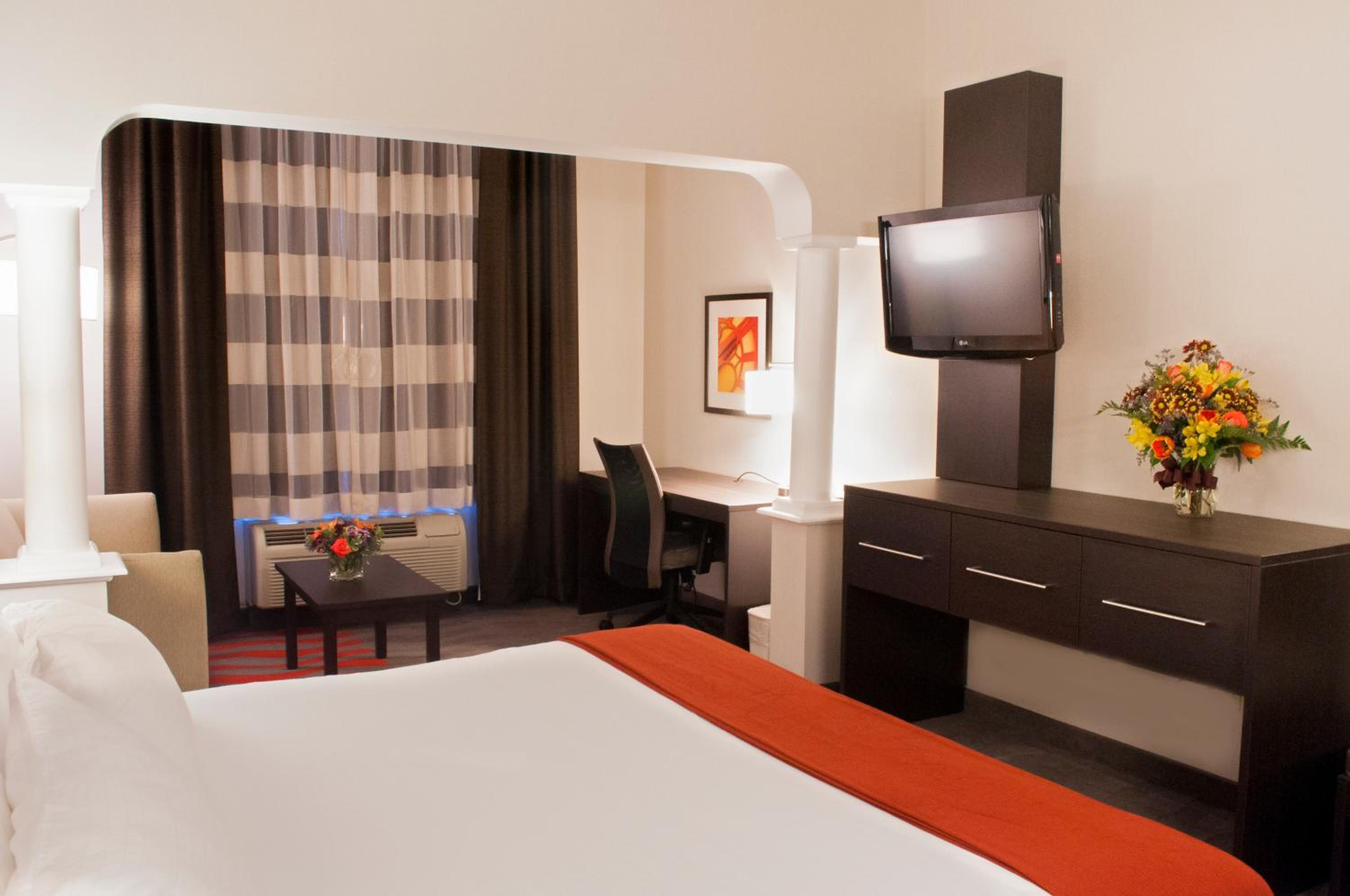 King Suite with Roll-In Shower - Communications/Mobility Accessible - Photo 1
