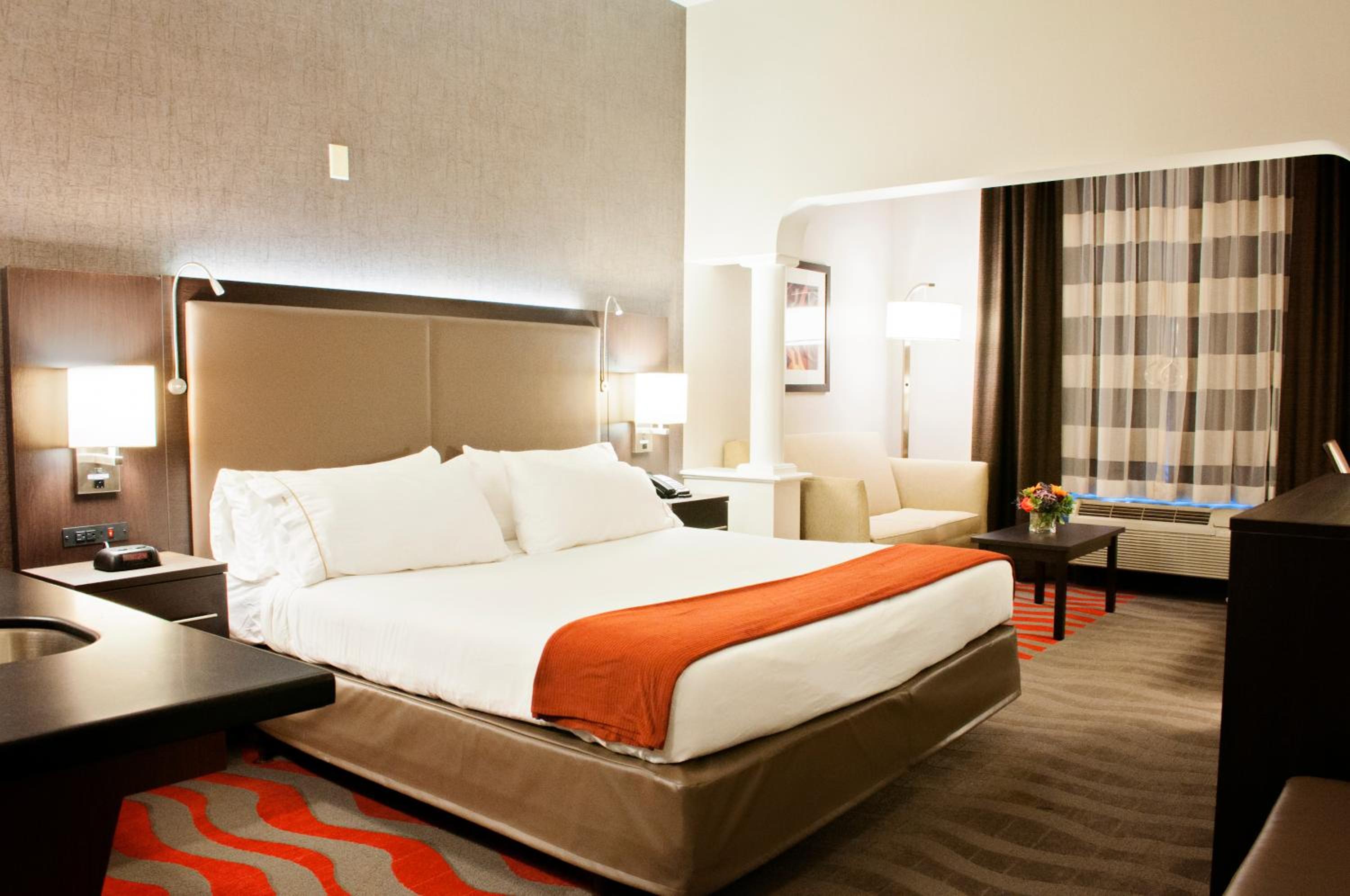 King Suite with Roll-In Shower - Communications/Mobility Accessible - Photo 4