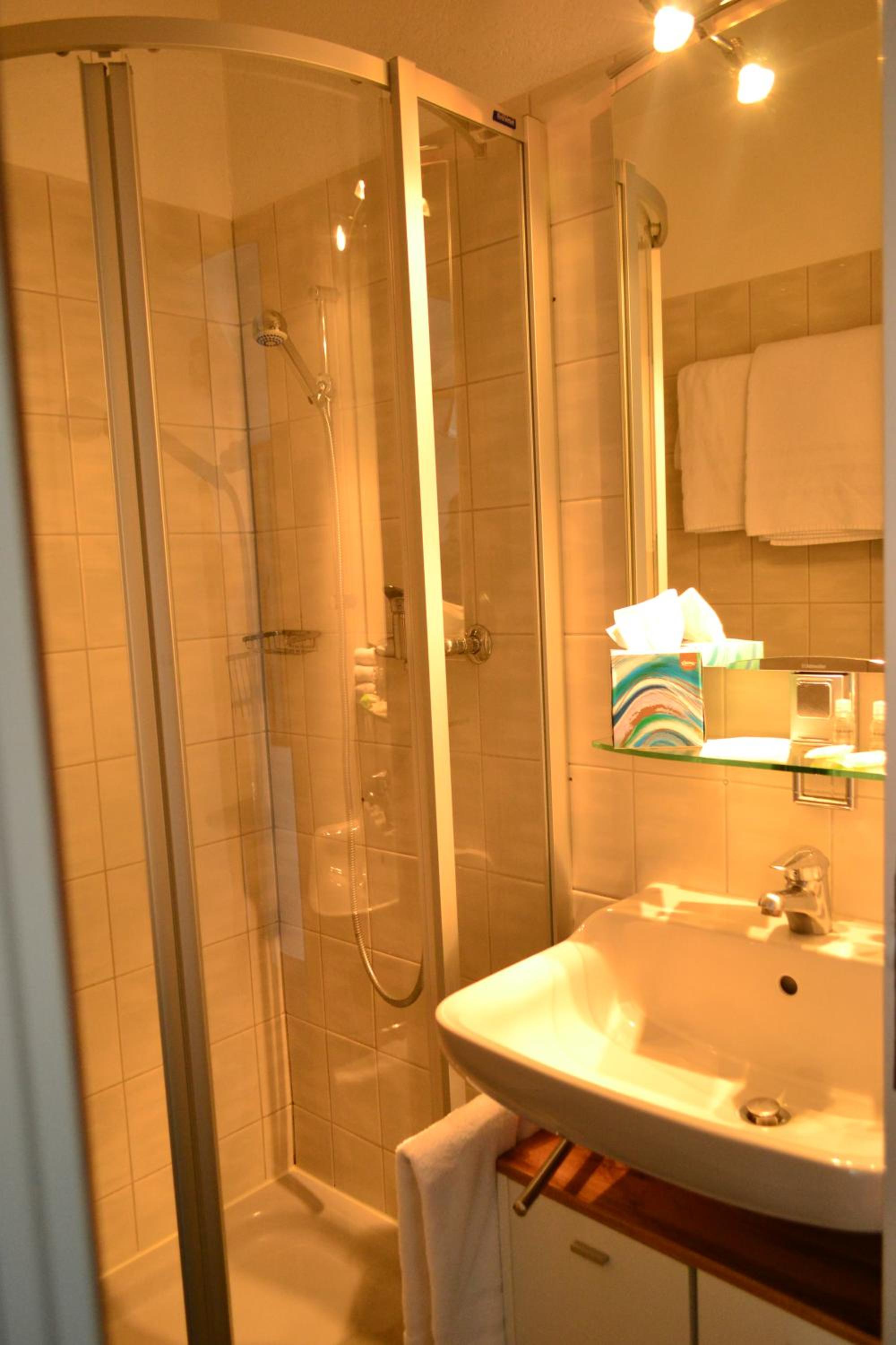 Double Room with Lake View - Photo 20