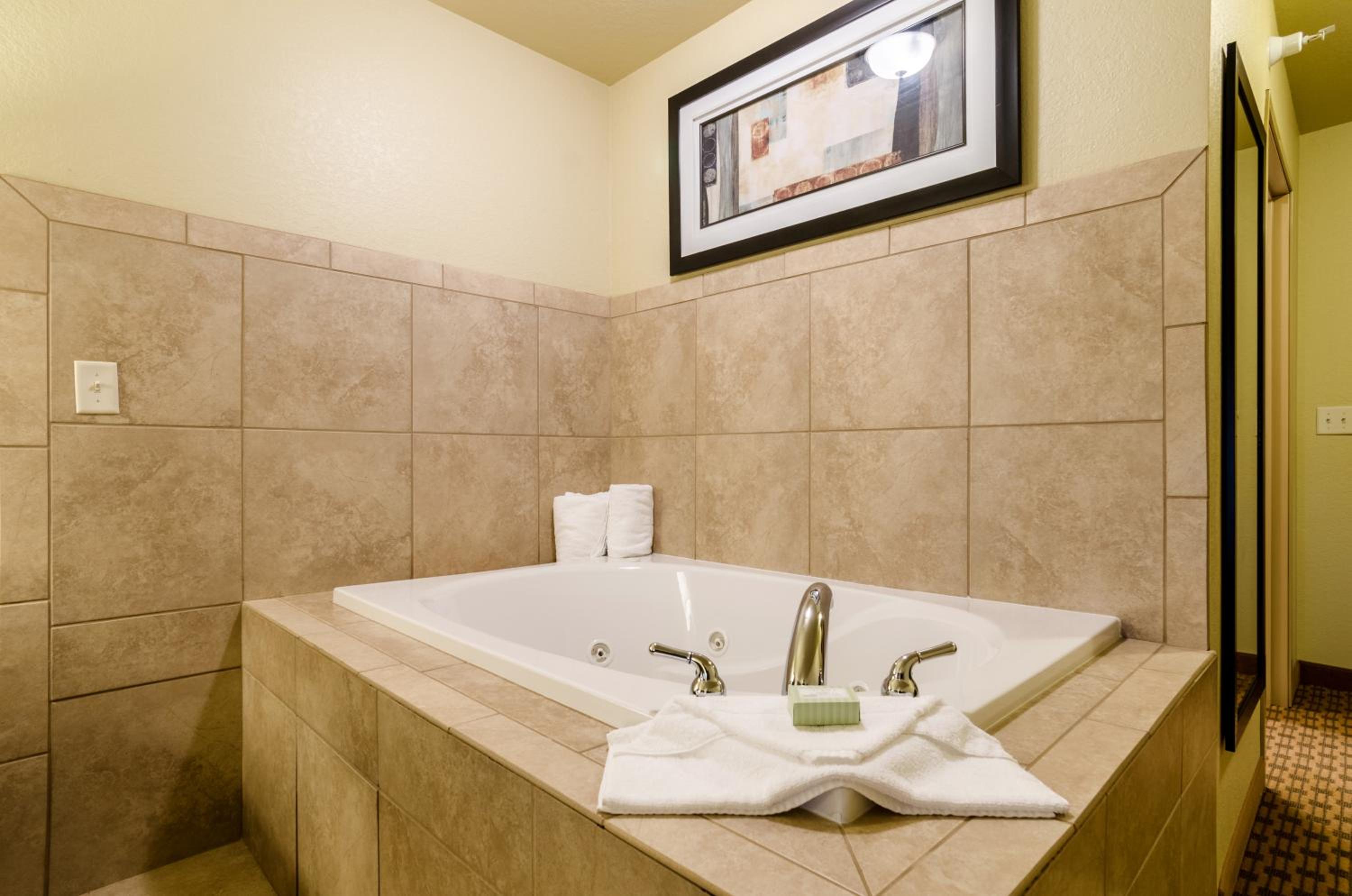 Deluxe King room with Whirlpool Tub photo 3