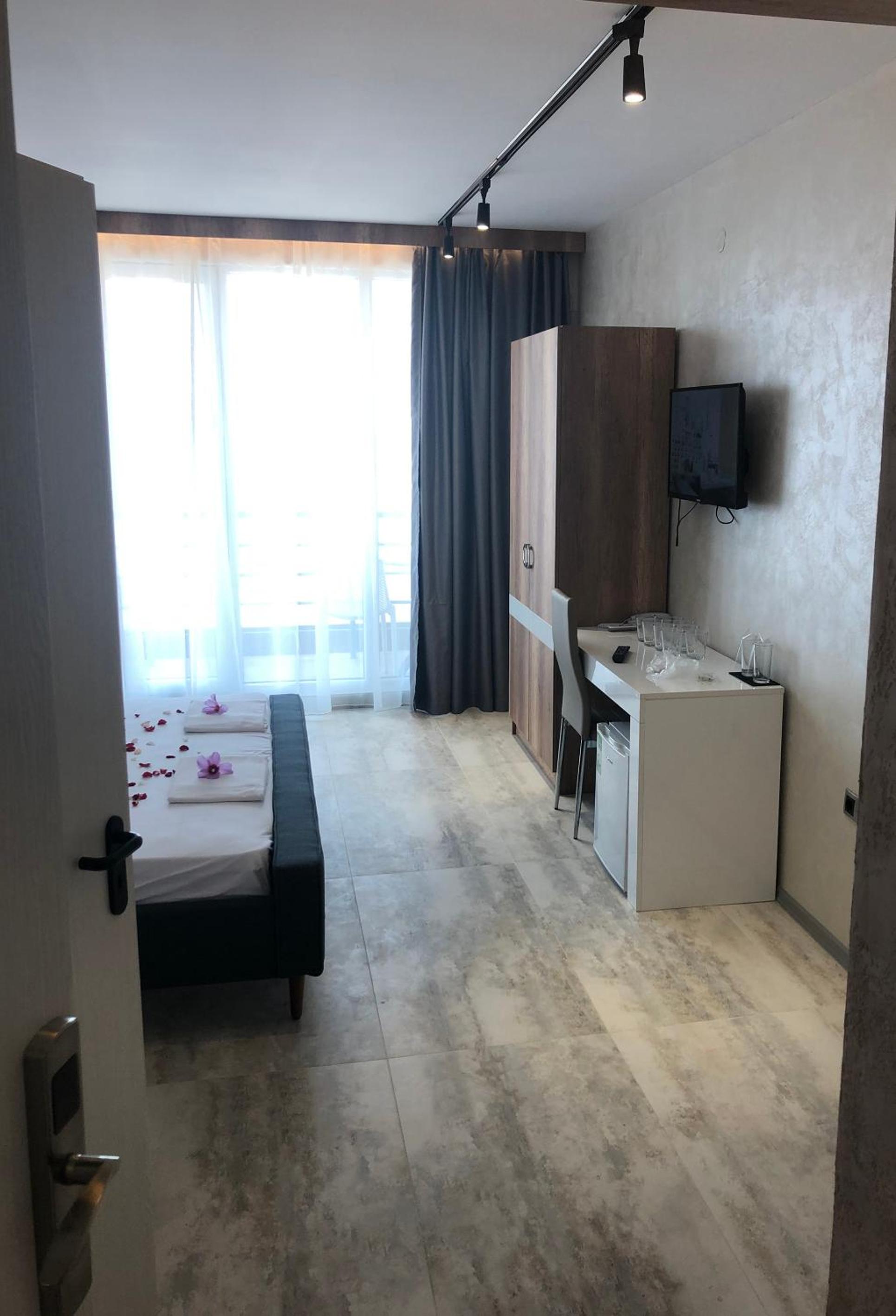 Deluxe Double Room - Photo 13
