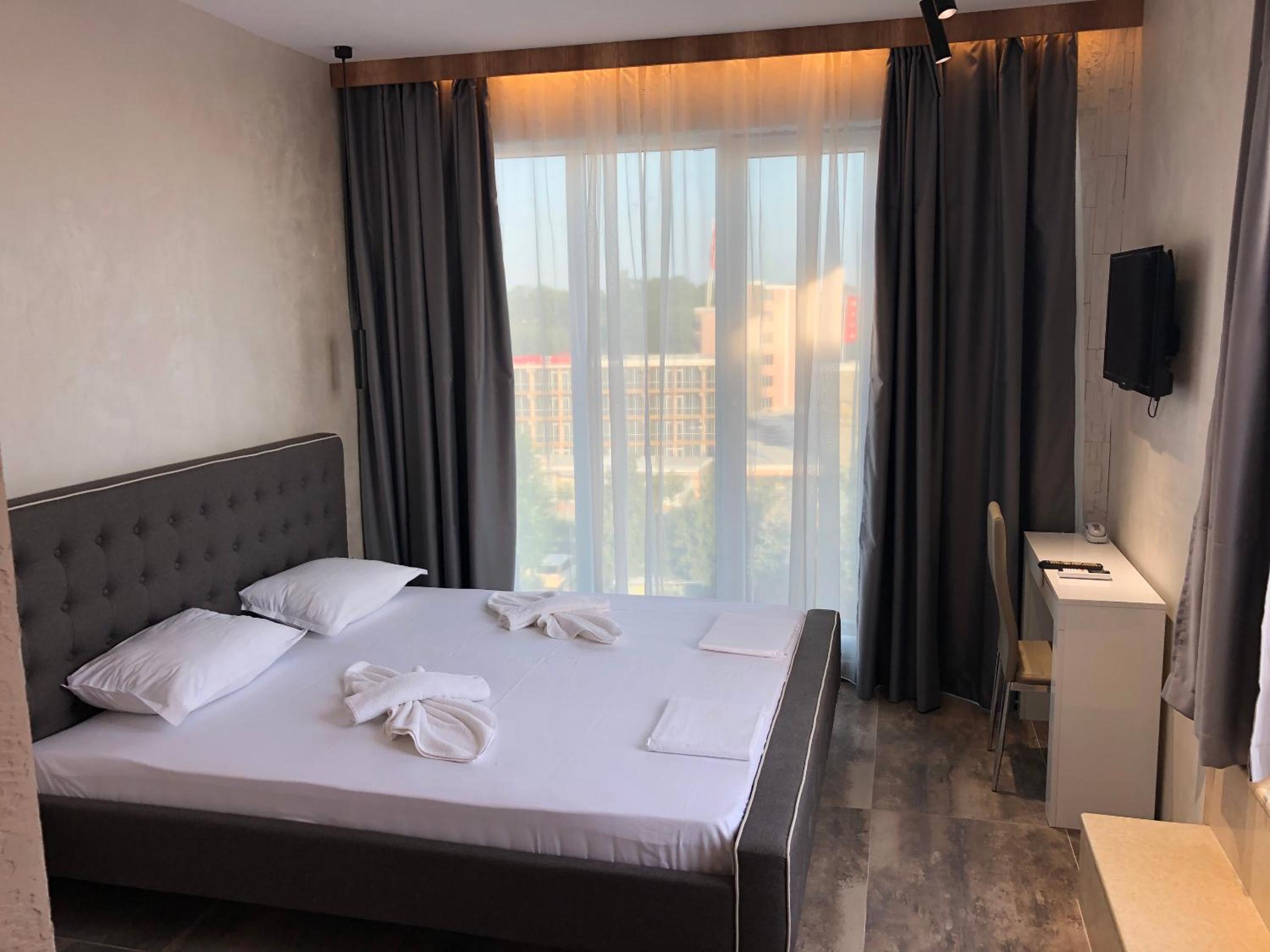 Deluxe Double Room - Photo 14