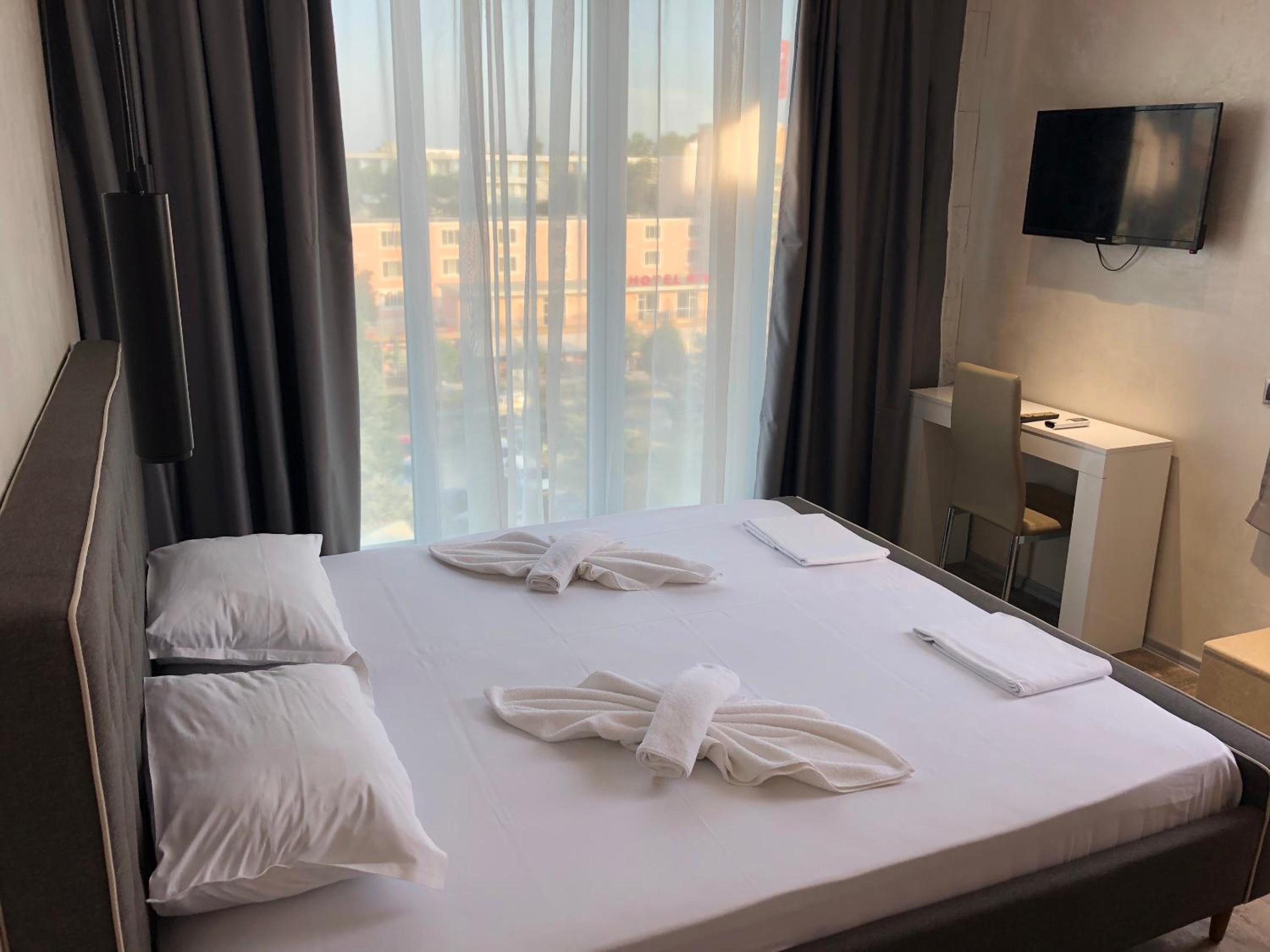 Deluxe Double Room - Photo 16
