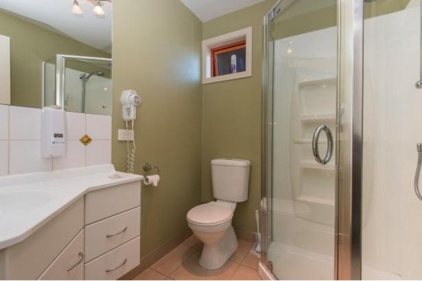 Deluxe One Bedroom Suite photo 2
