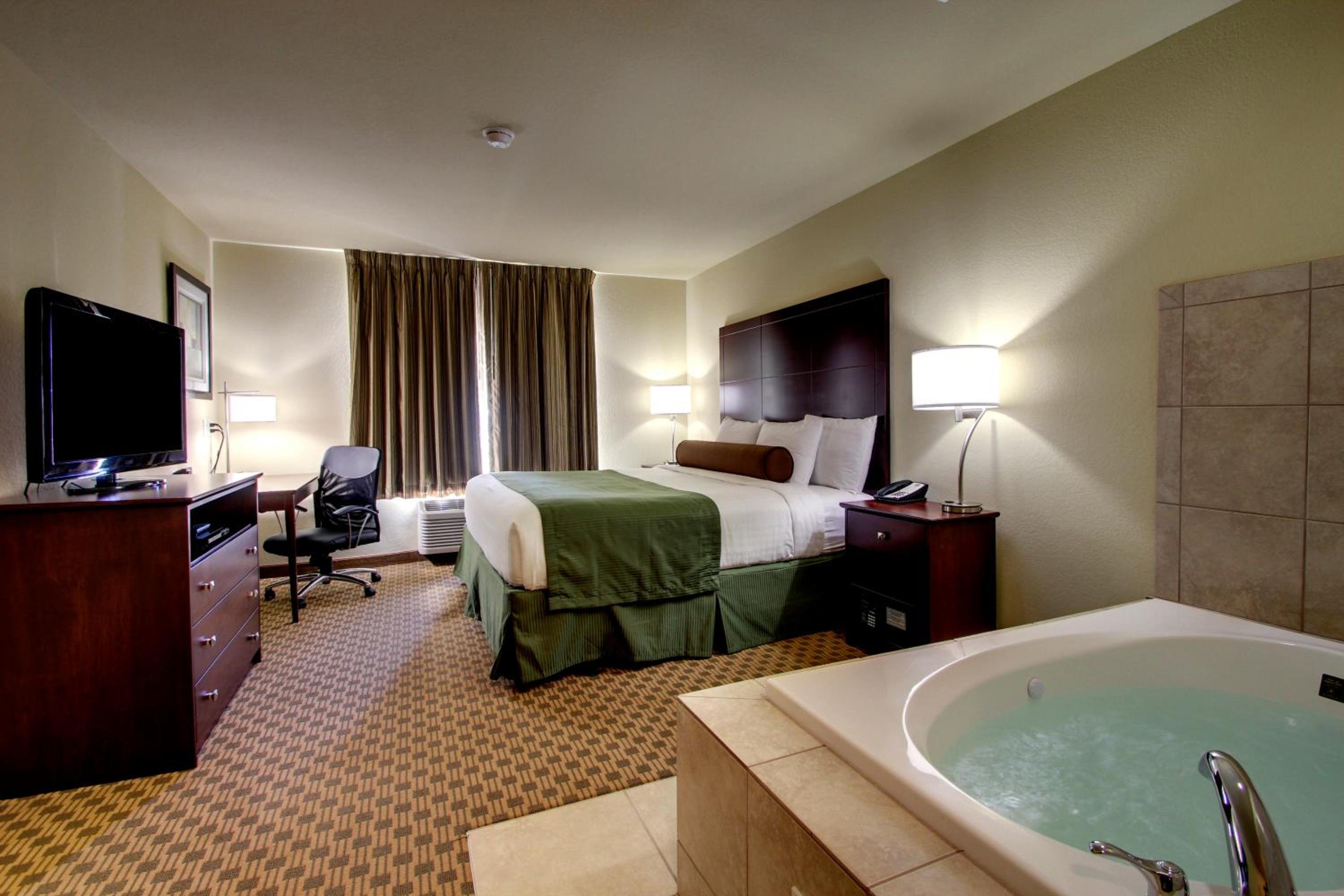 King Suite with Hot Tub - Non-Smoking - Photo 5