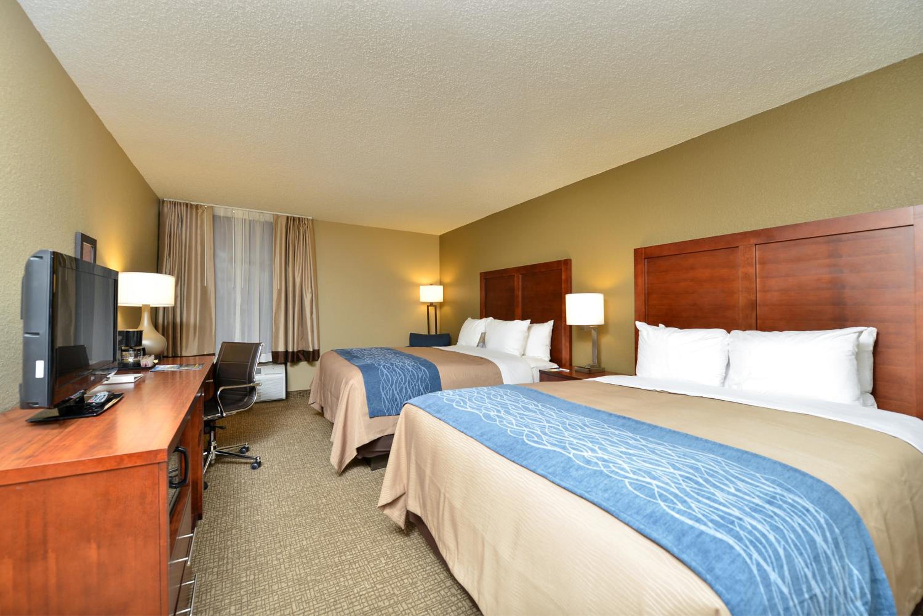 Standard Queen Room with Two Queen Beds - Photo 10