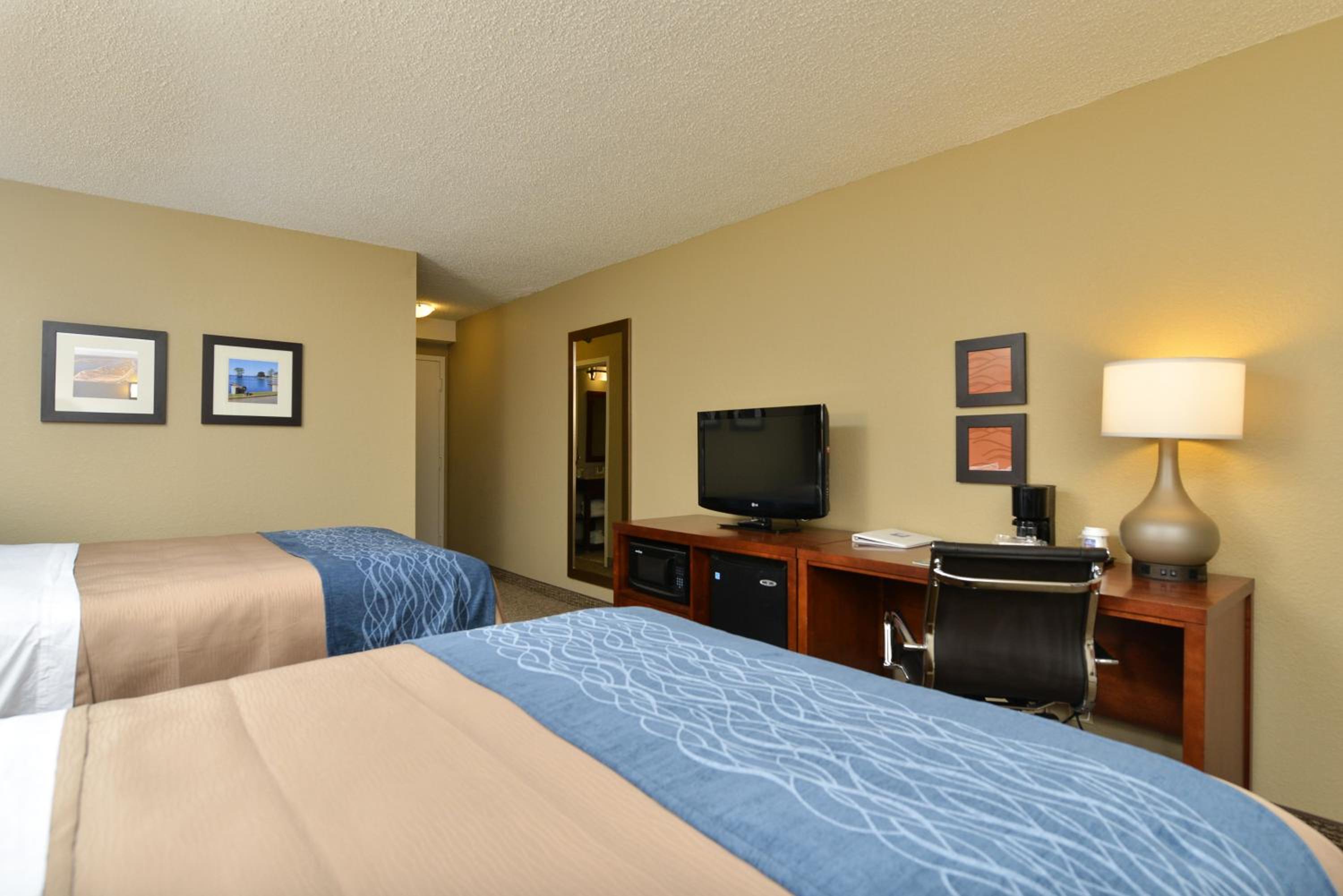 Standard Queen Room with Two Queen Beds - Photo 9