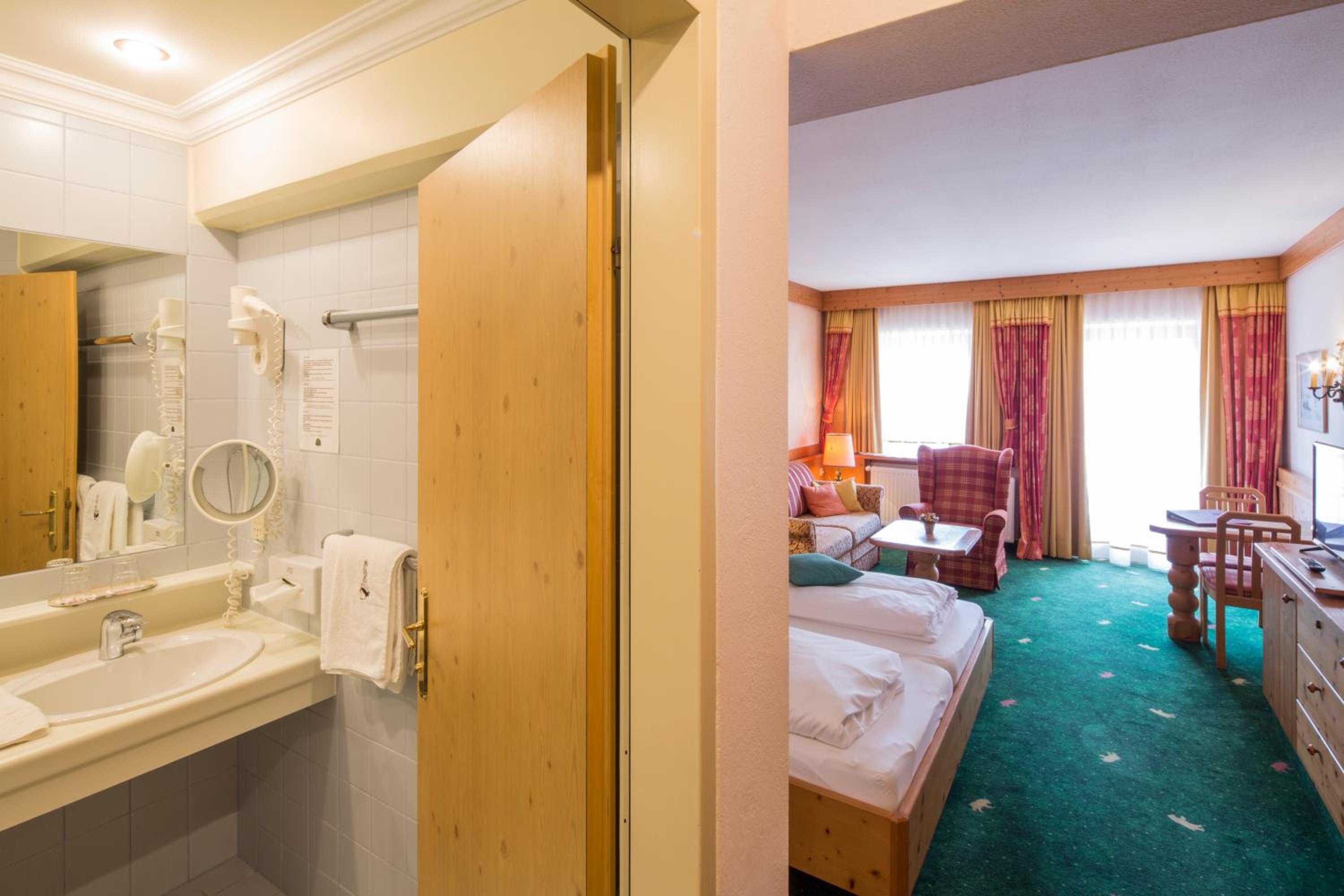 Double Room with Balcony - Photo 6