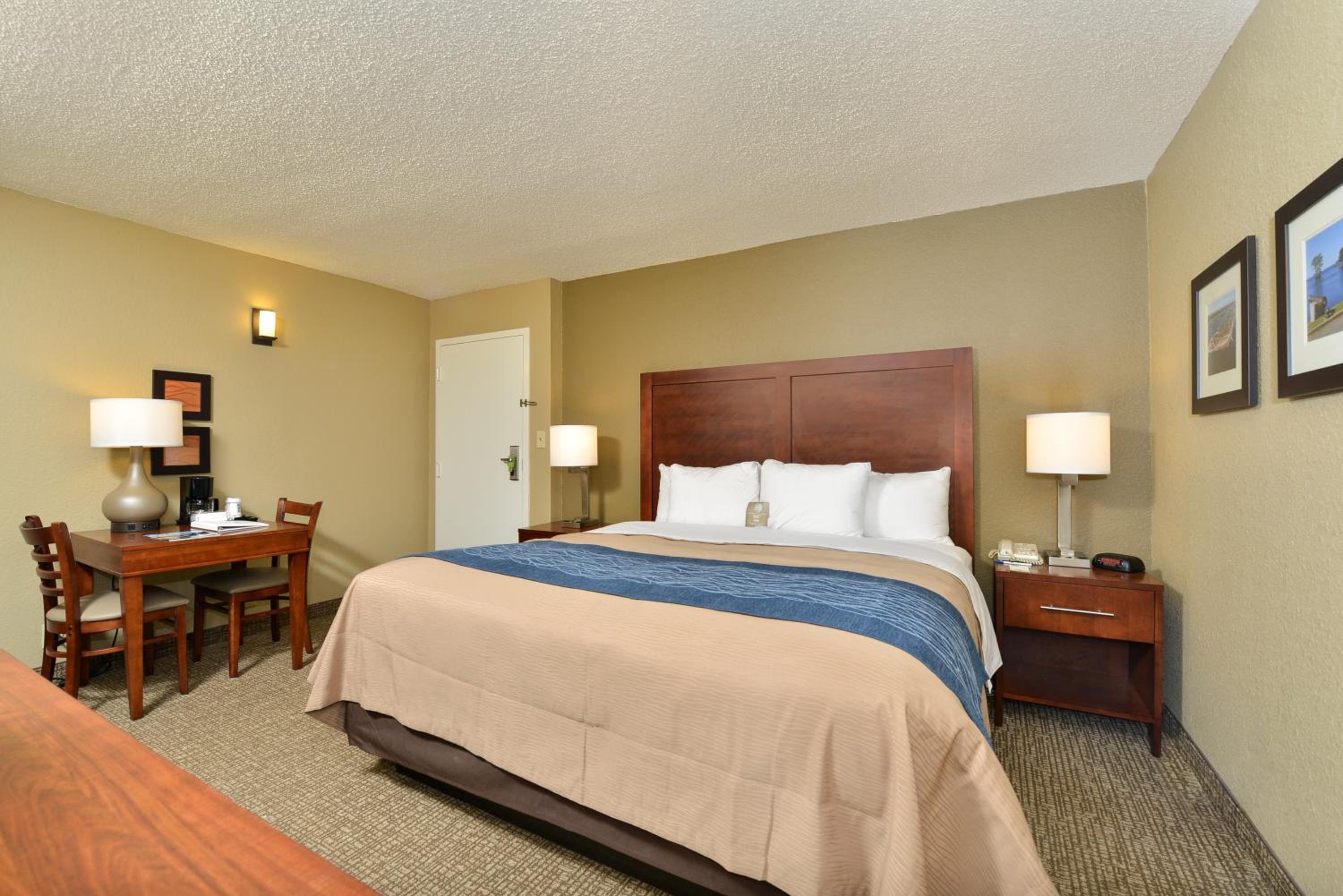 Standard King Room - Photo 7