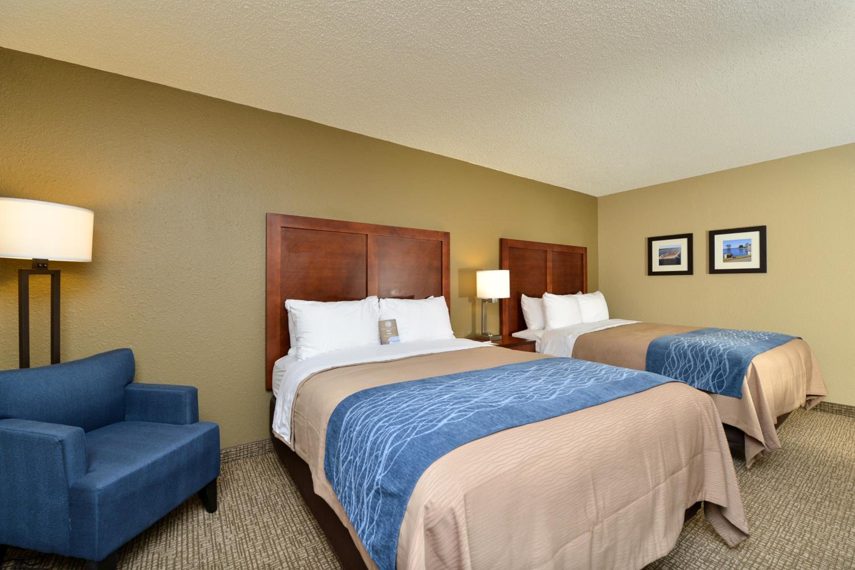 Standard Queen Room with Two Queen Beds - Photo 8