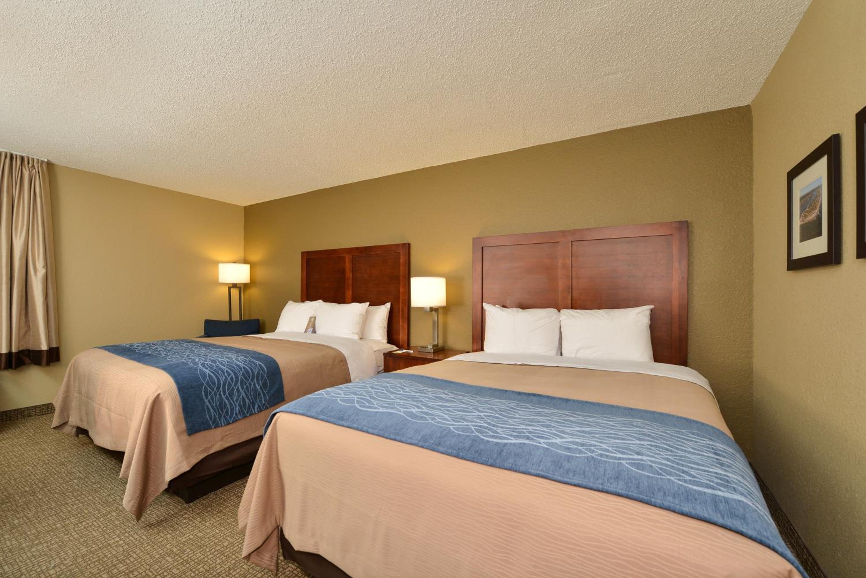 Standard Queen Room with Two Queen Beds - Photo 2