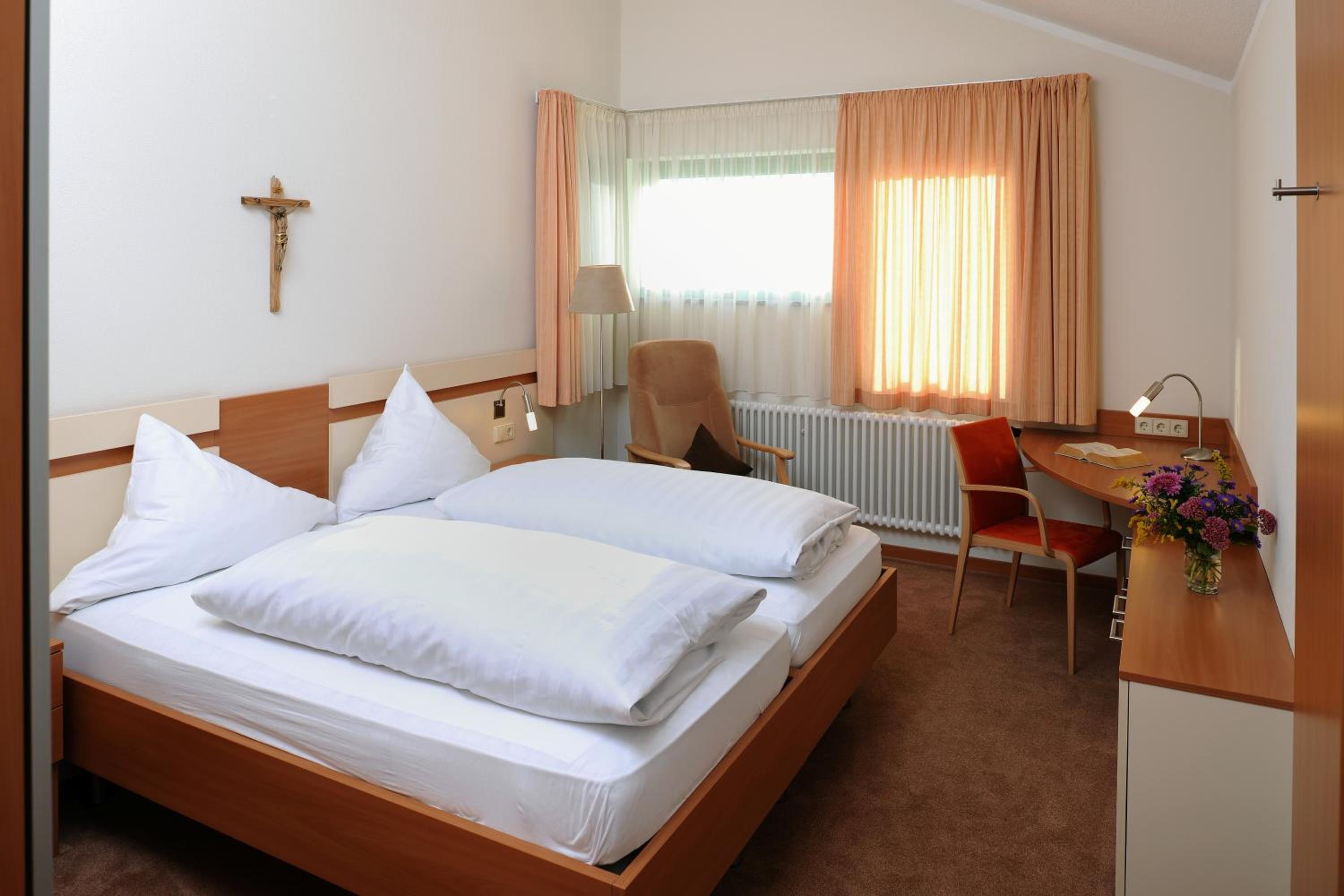 Double Room with Private Bathroom - Photo 3