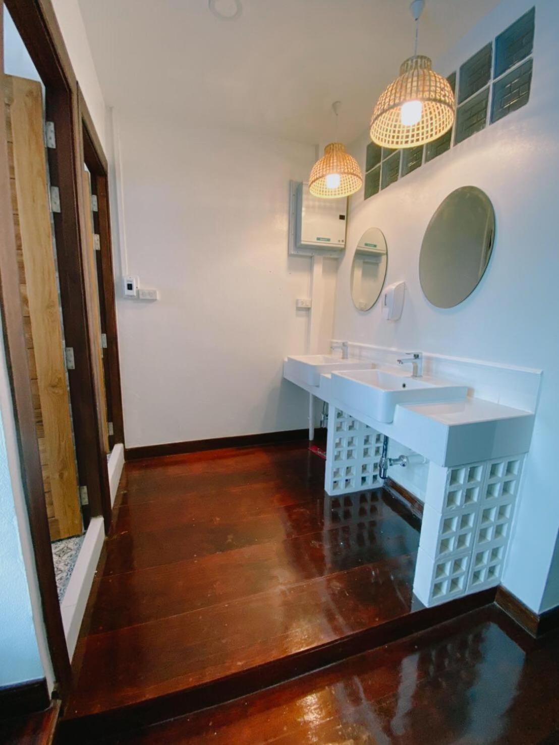 Bunk Bed with Shared Bathroom photo 2