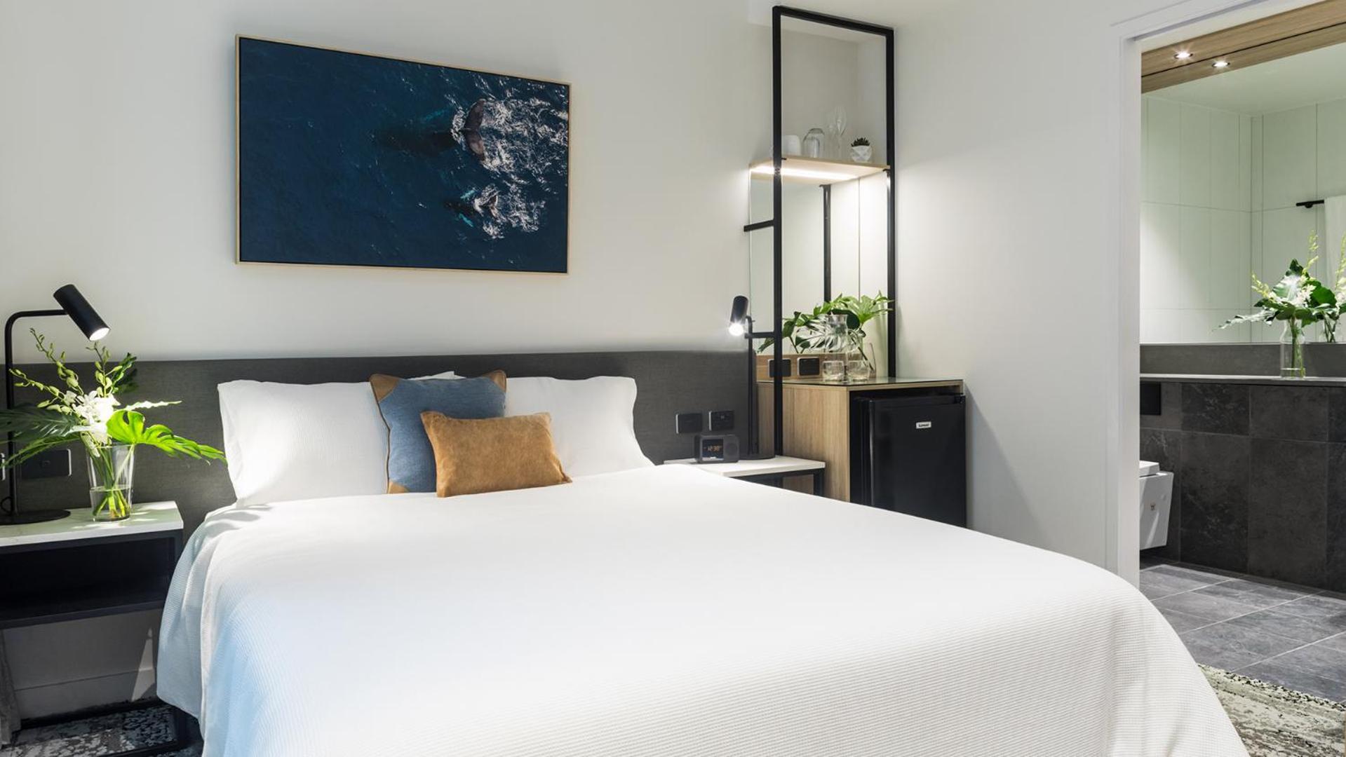 Executive Hotel Room - Photo 4