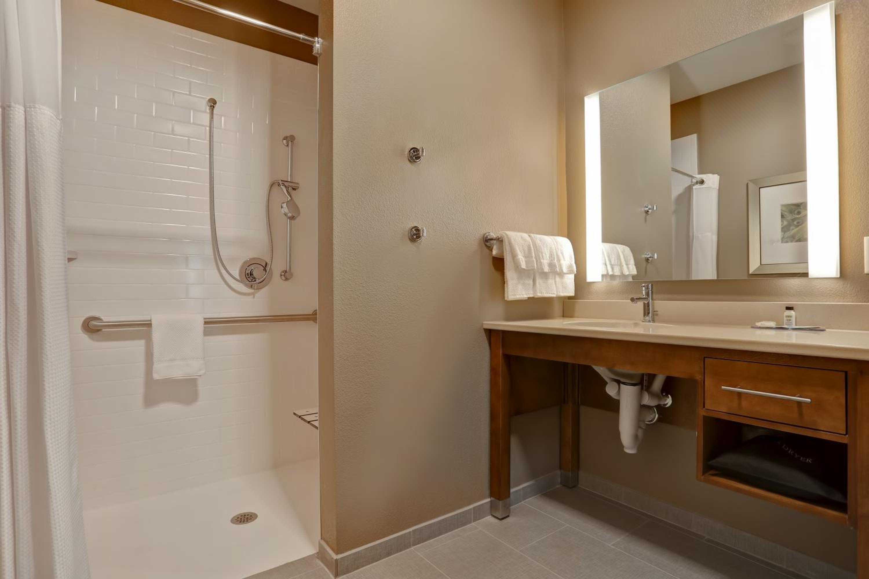 One-Bedroom Suite with Two Queen Beds photo 3