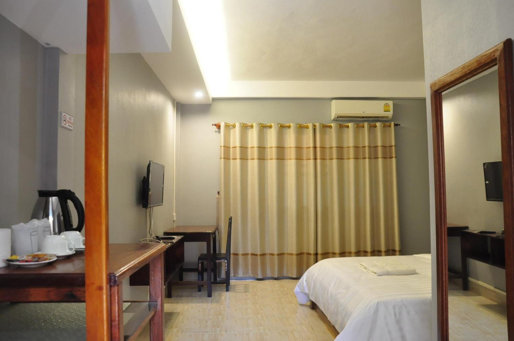 Deluxe King Room - Photo 2