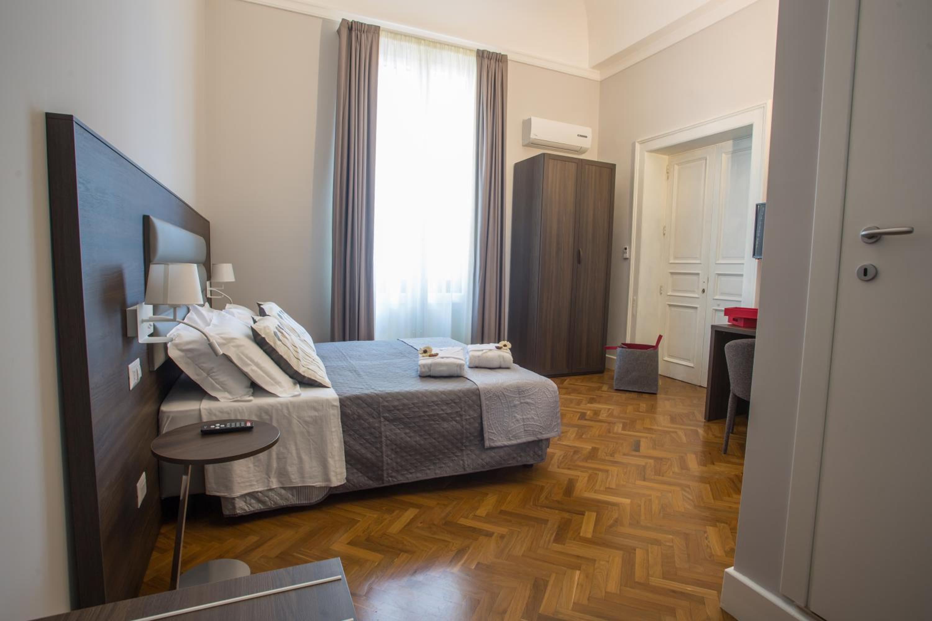 Deluxe Double or Twin Room with City View photo 2