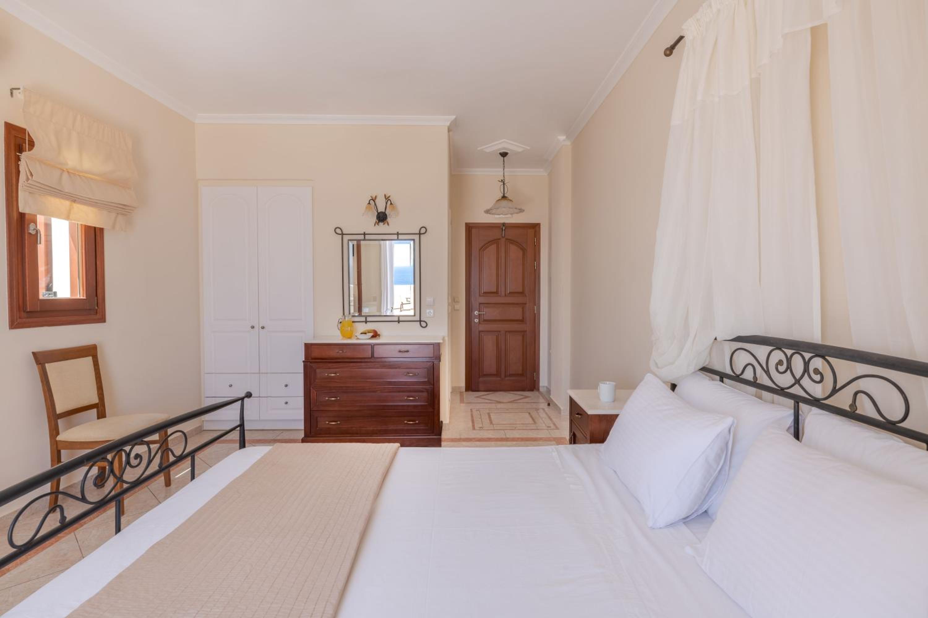 Deluxe Room with Sea View - Photo 3