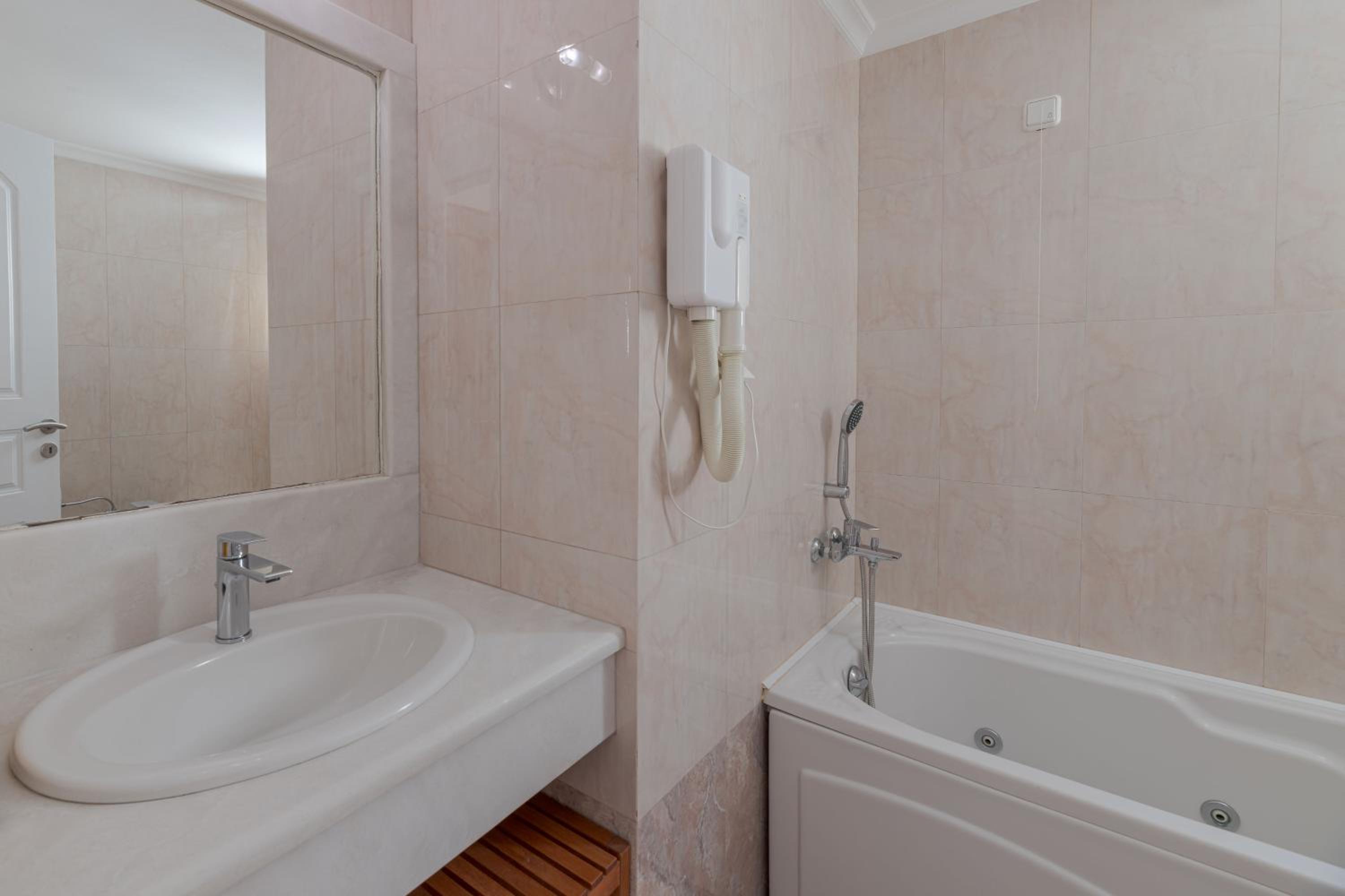 Deluxe Room with Sea View - Photo 4