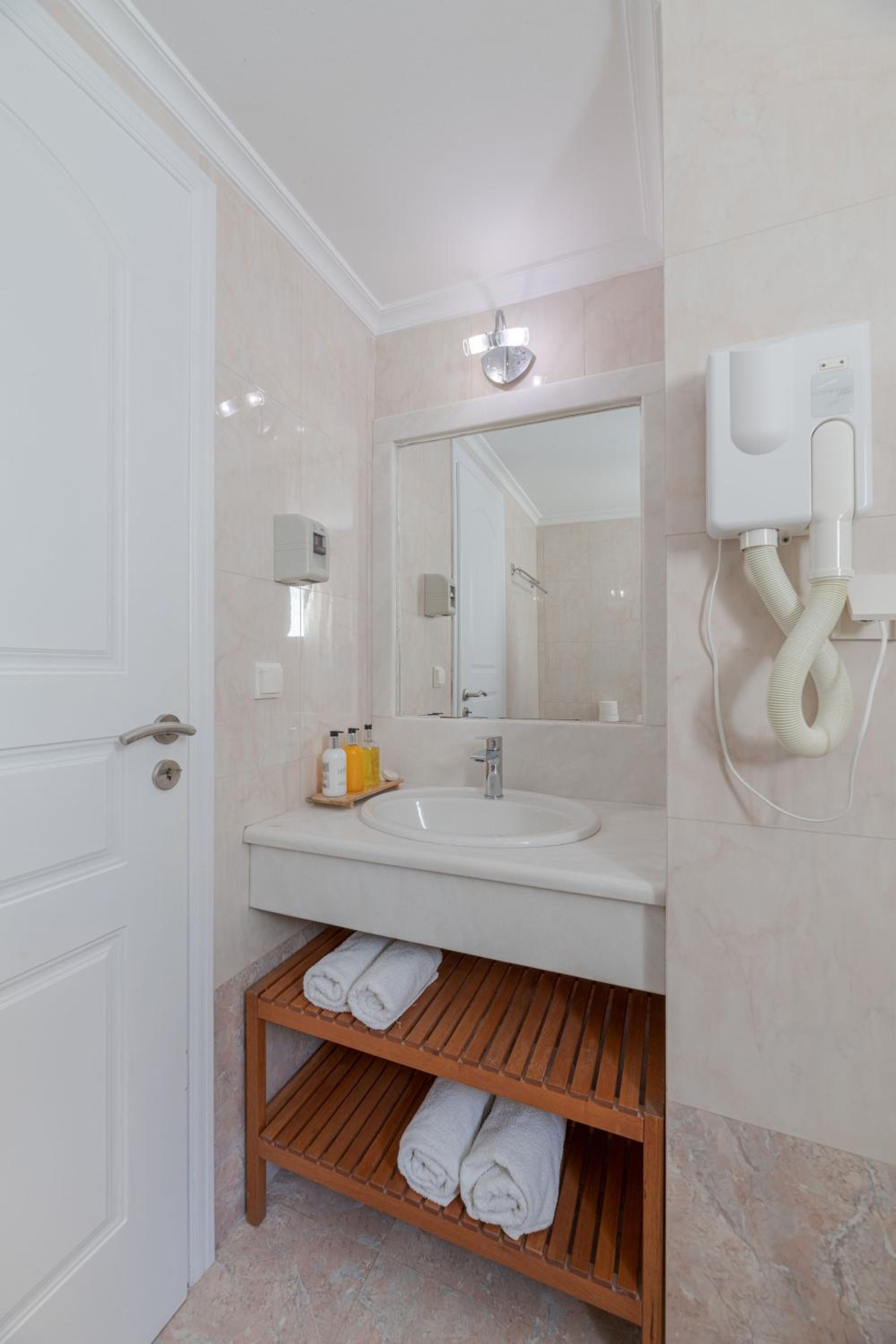 Deluxe Room with Sea View - Photo 7