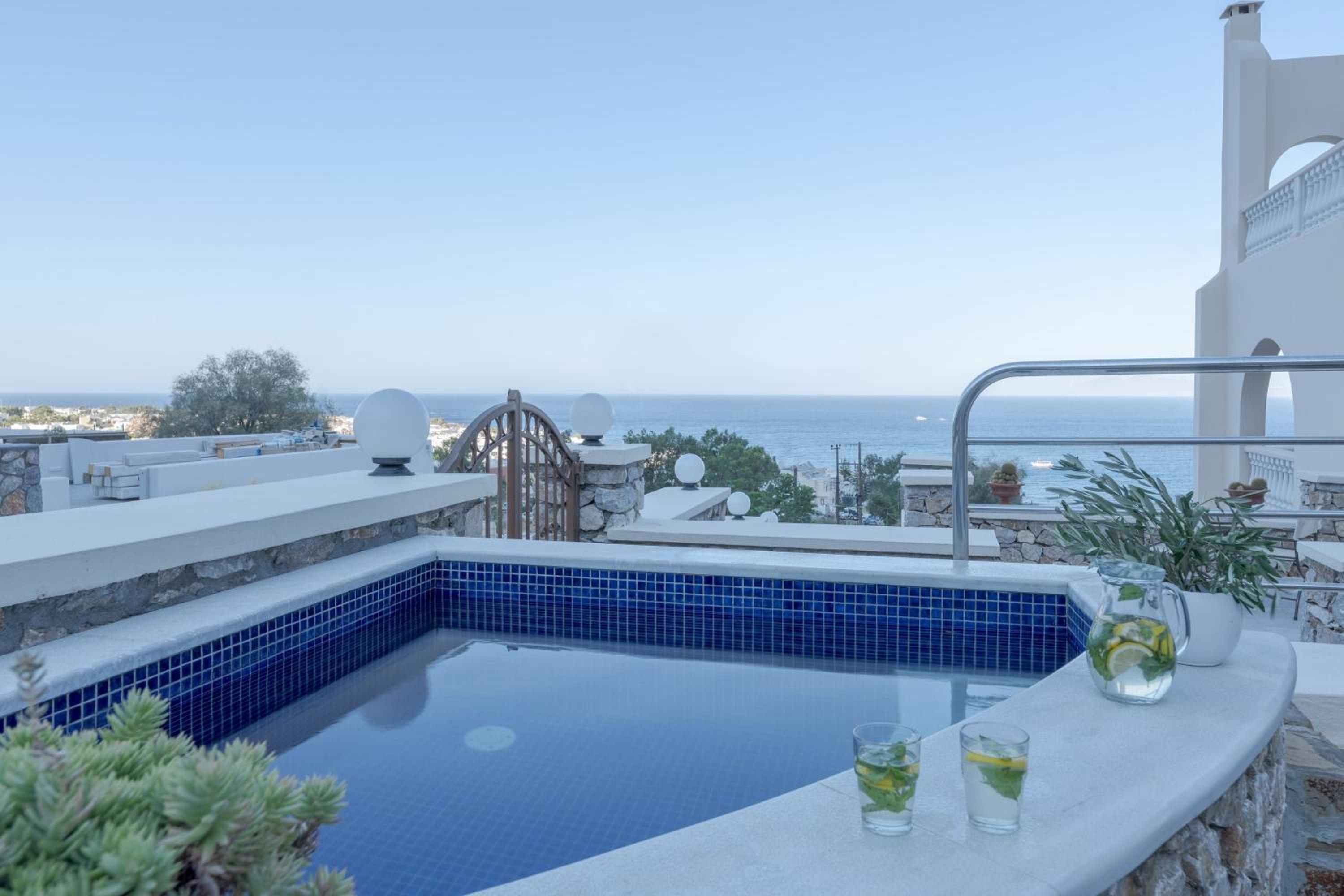 Deluxe Room with Outdoor Jet Tub - Photo 6