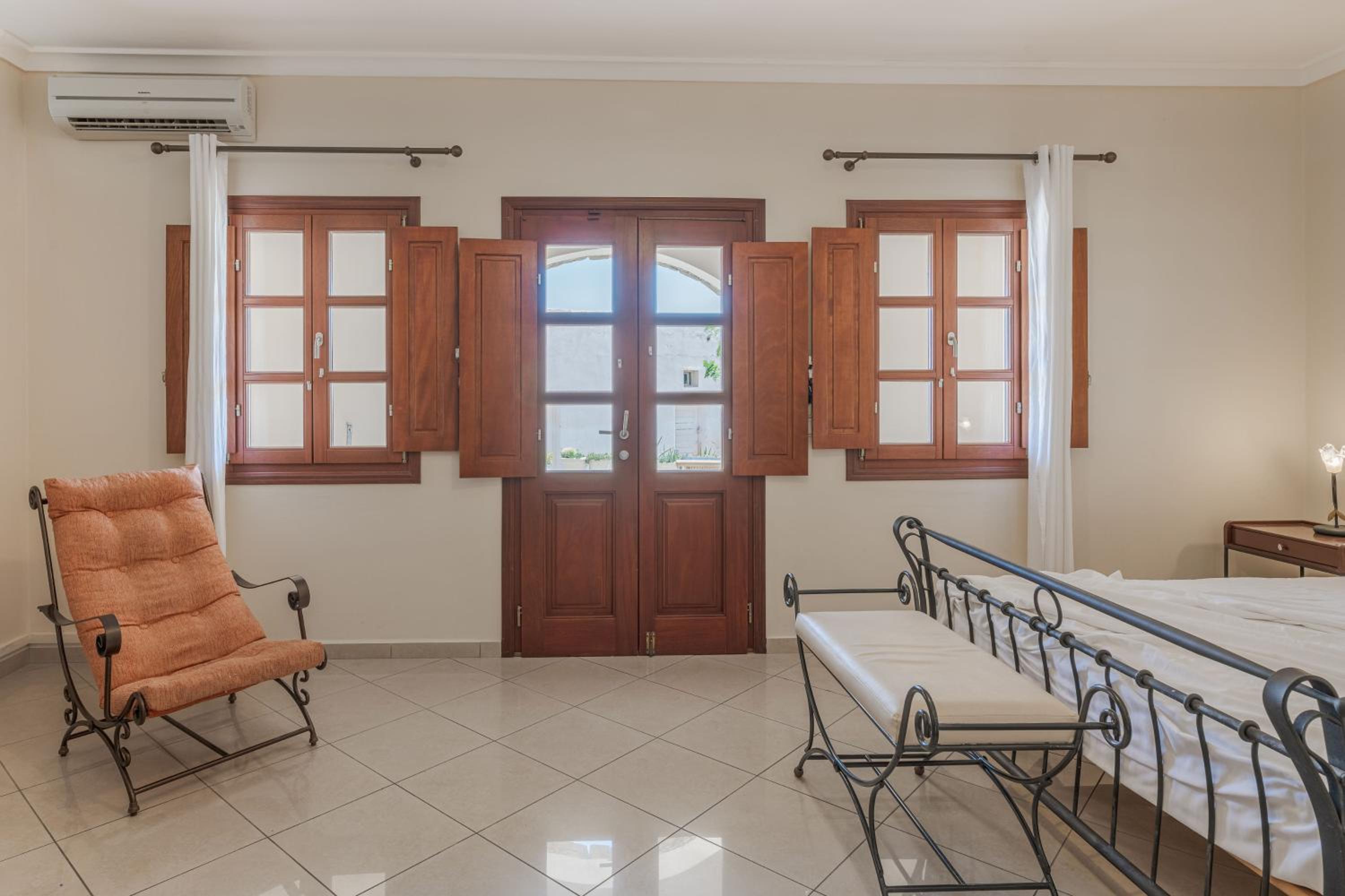 Family Room (3-5 Adults) - Photo 7