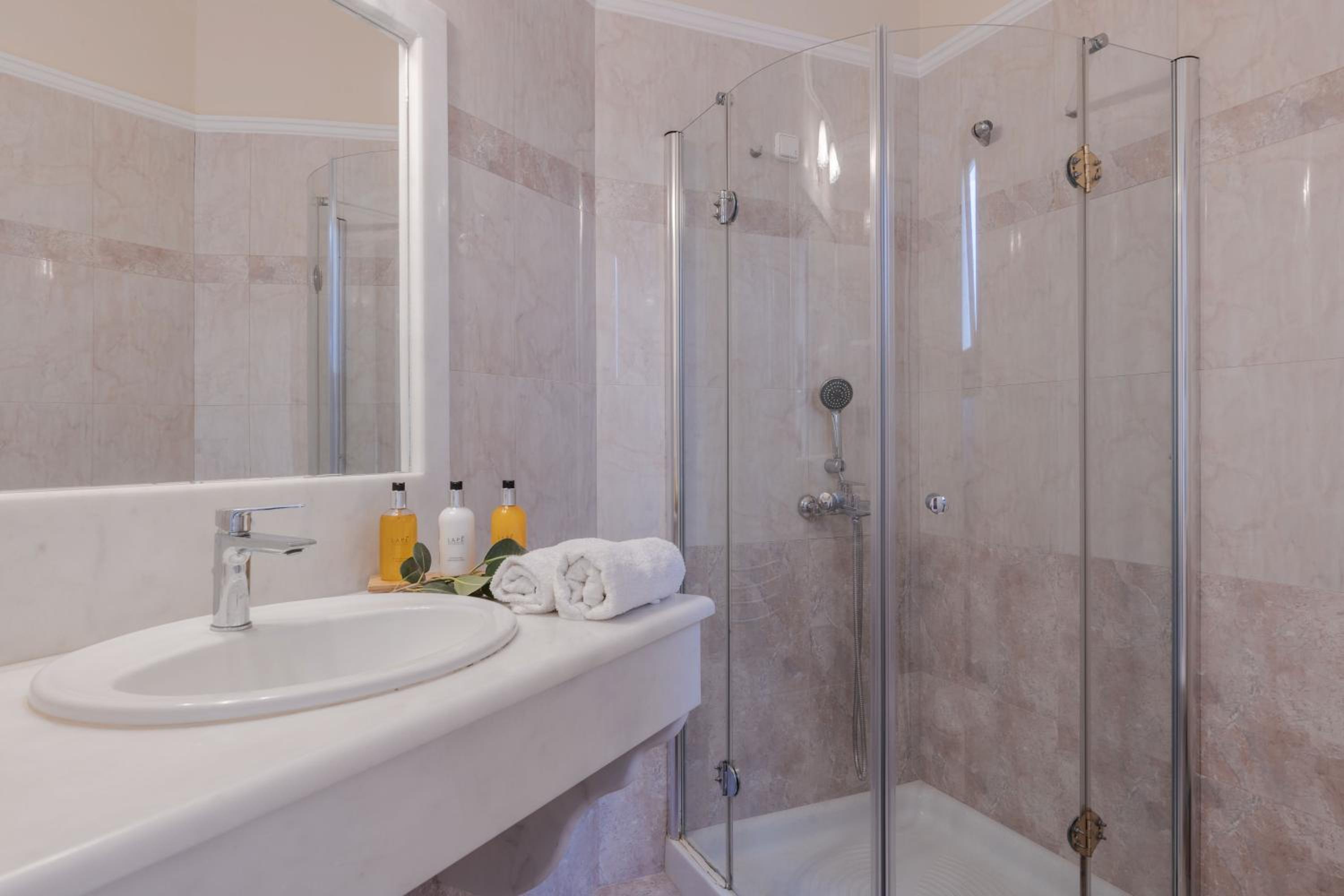 Deluxe Room with Sea View and Outdoor Jet Tub - Photo 7