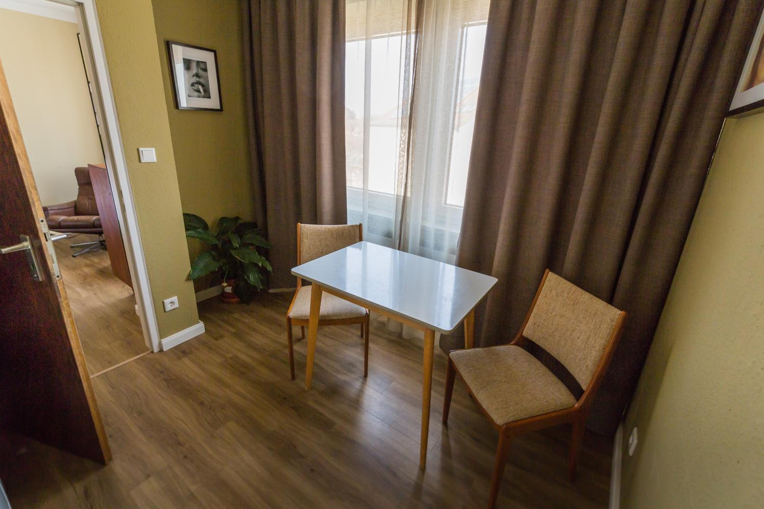 One-Bedroom Apartment - Photo 5
