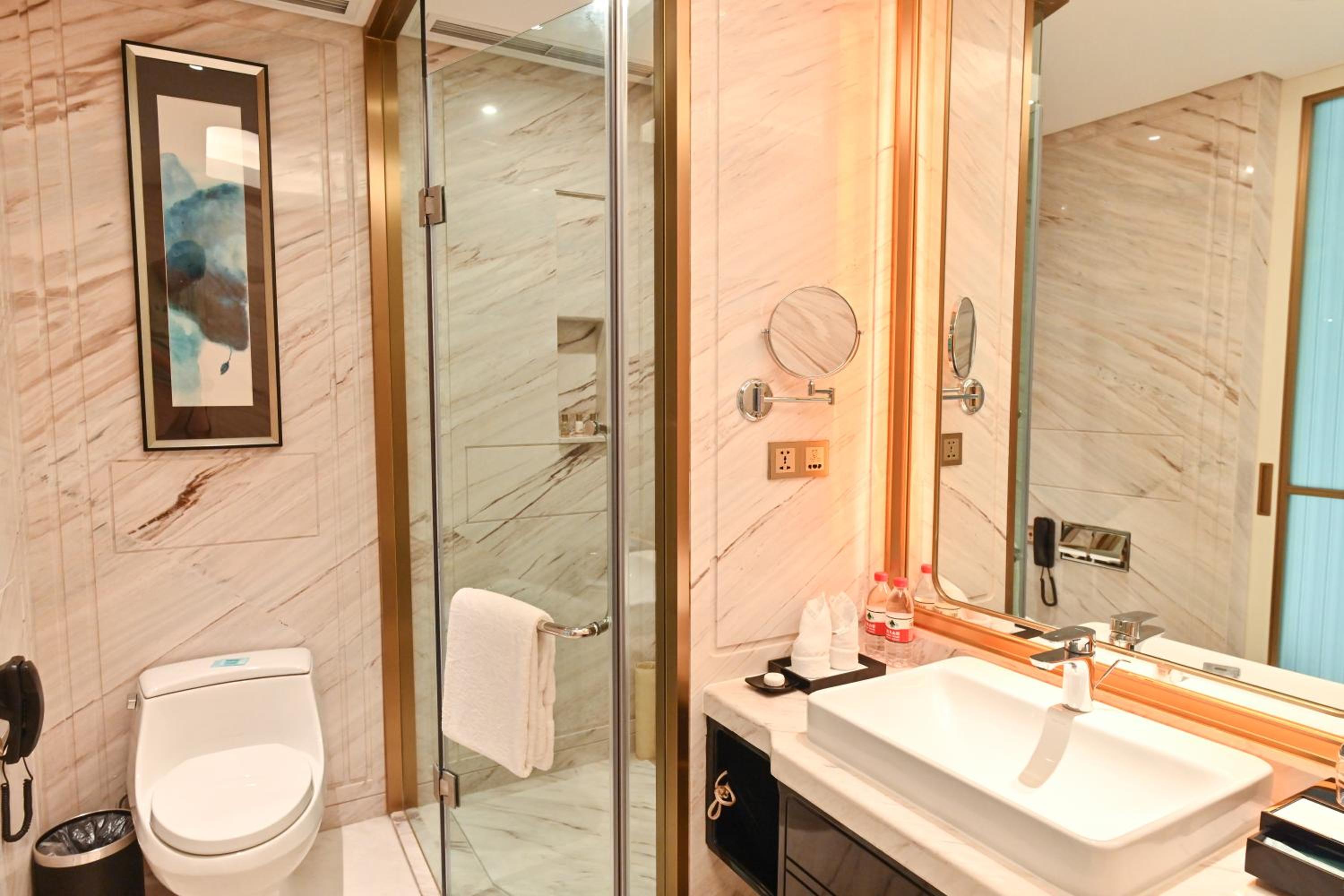 Deluxe City View Room with King Bed (inclusive First Day Mini Bar & Welcome Fruit & Cookies + Daily One Self-Service Laundry Voucher) - Photo 4