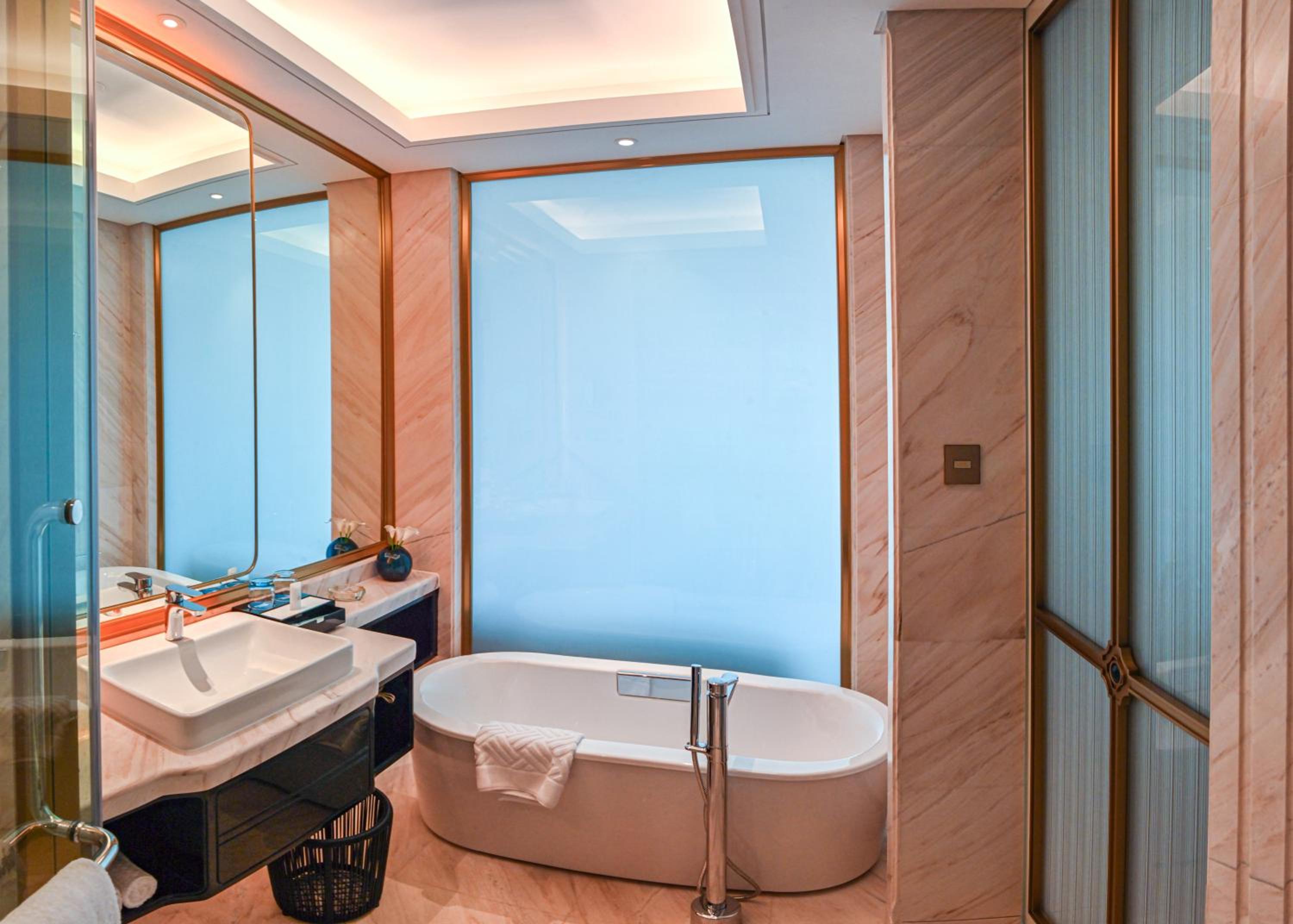 Deluxe City View Room with King Bed (inclusive First Day Mini Bar & Welcome Fruit & Cookies + Daily One Self-Service Laundry Voucher) - Photo 3
