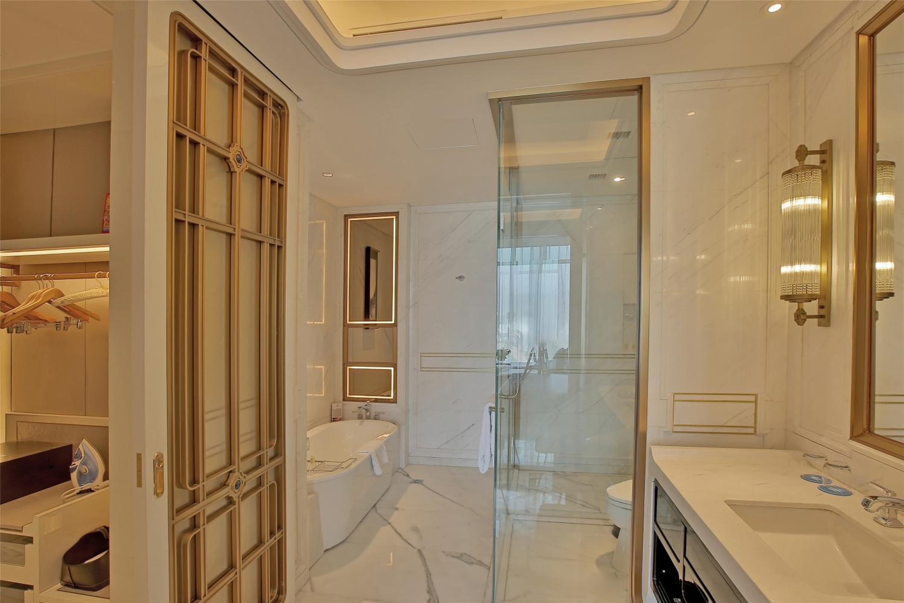 Elegant Family Suite With 2 King Bed Rooms - Photo 10