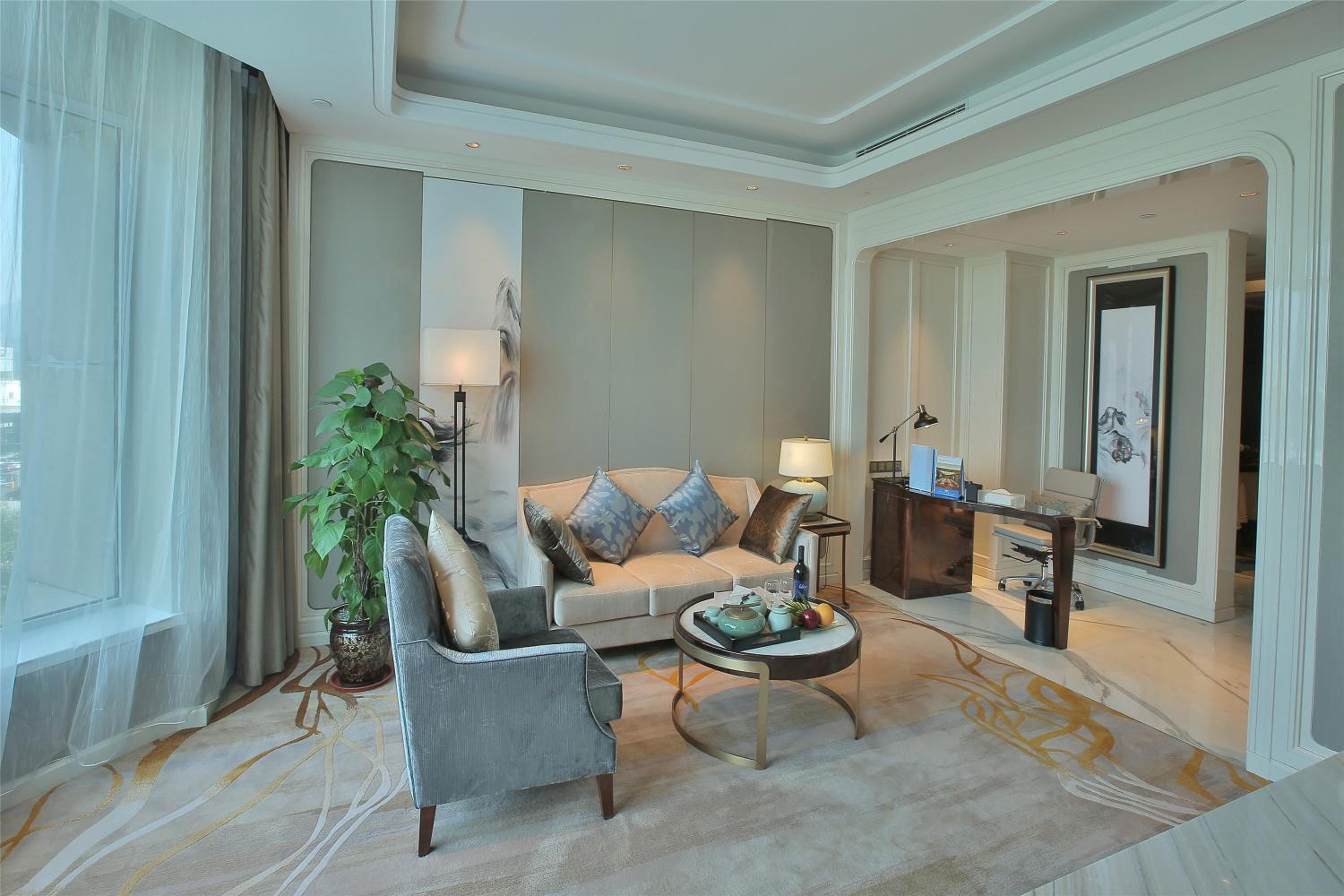 1 King Bed, Elegant Suite（inclusive First Day Mini Bar & Welcome Fruit & Cookies + Daily One Self-Service Laundry Voucher) - Photo 1